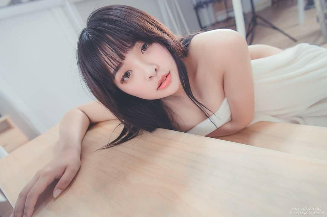 李姿儀- 萌萌脸蛋身材却超火爆的无敌反差！