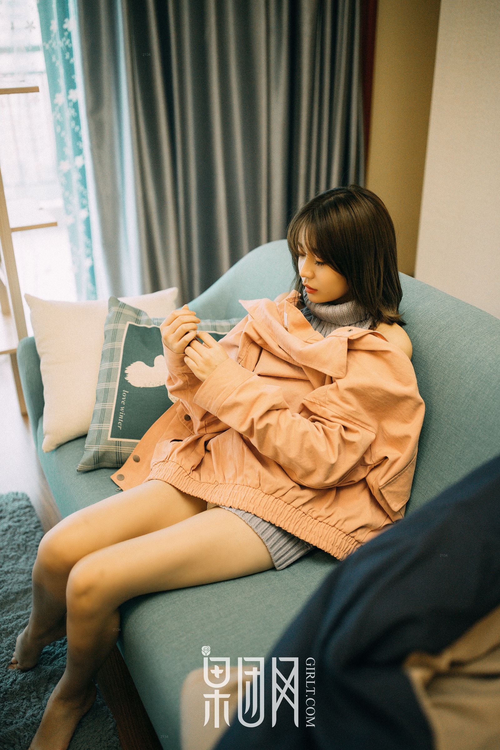 欧派颤颤！女优星野千美奈大秀处男杀手裸背毛衣！