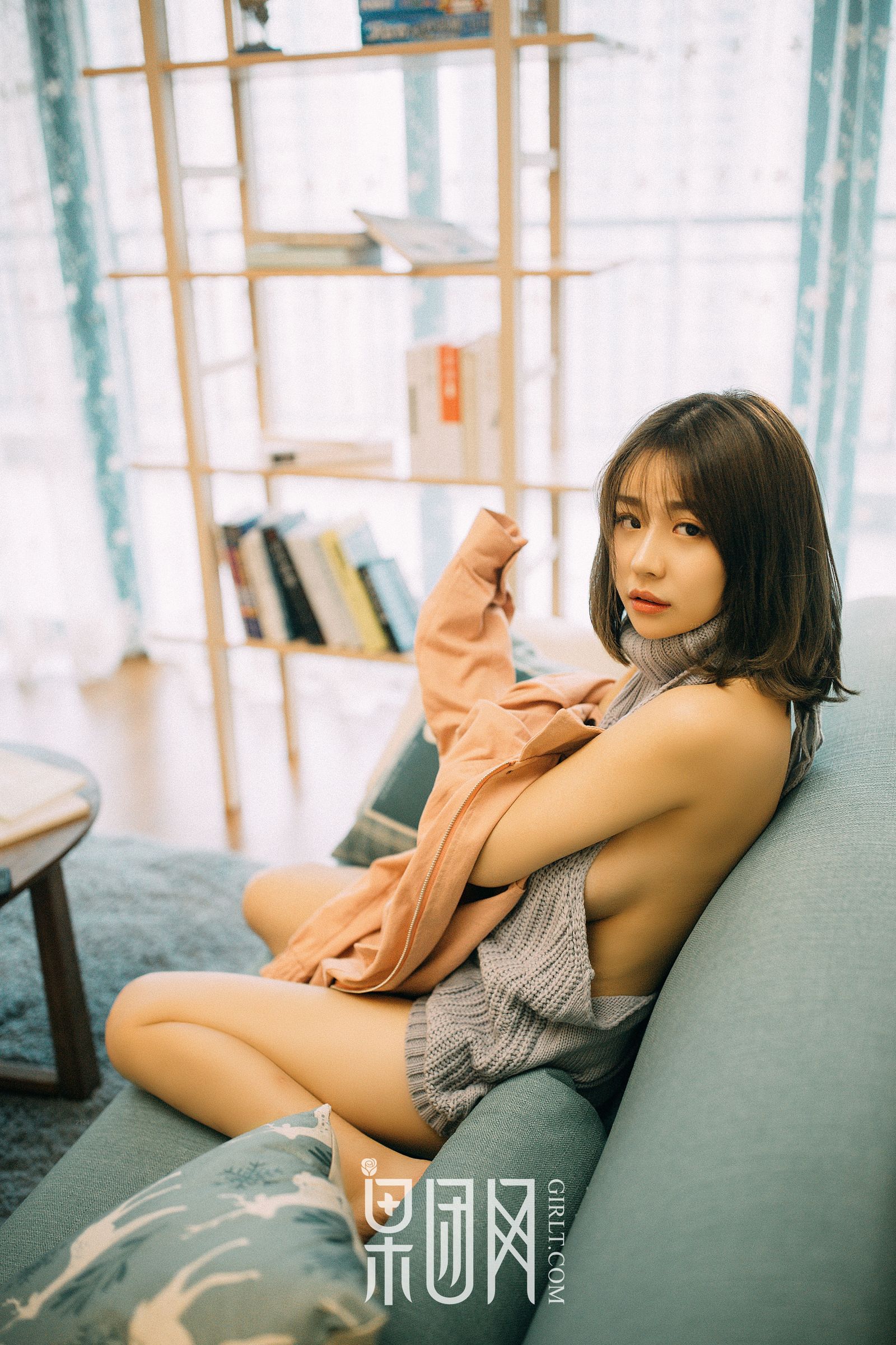 欧派颤颤！女优星野千美奈大秀处男杀手裸背毛衣！