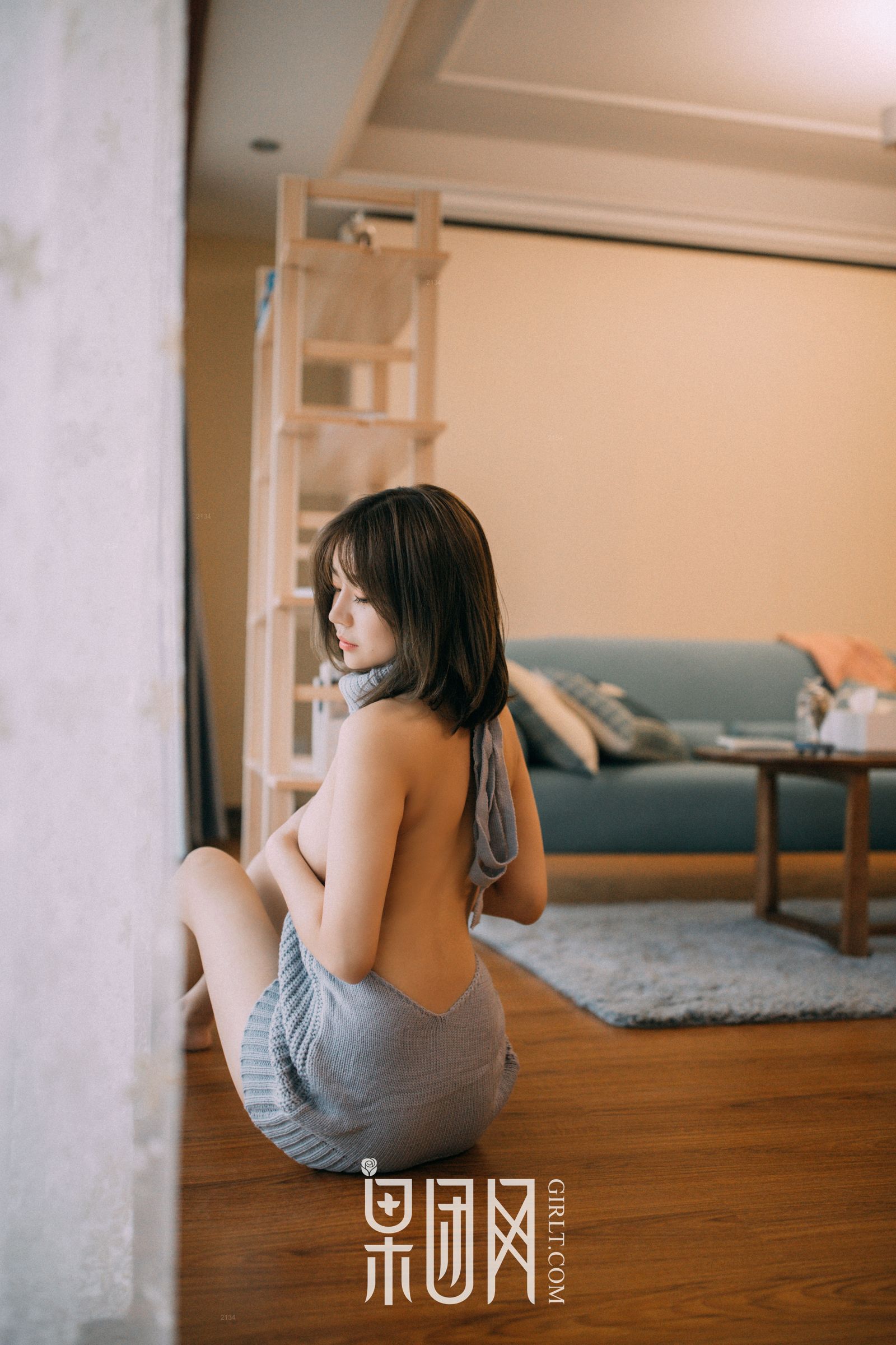 欧派颤颤！女优星野千美奈大秀处男杀手裸背毛衣！
