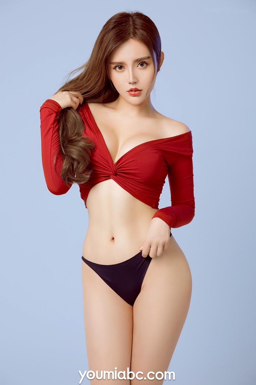 YouMi尤蜜：卓娅祺《恋与卓娅祺》高清写真，性感紧身红衣搭配黑色丁字裤，极致美臀诱惑，摄影棚纯色背景极品御姐