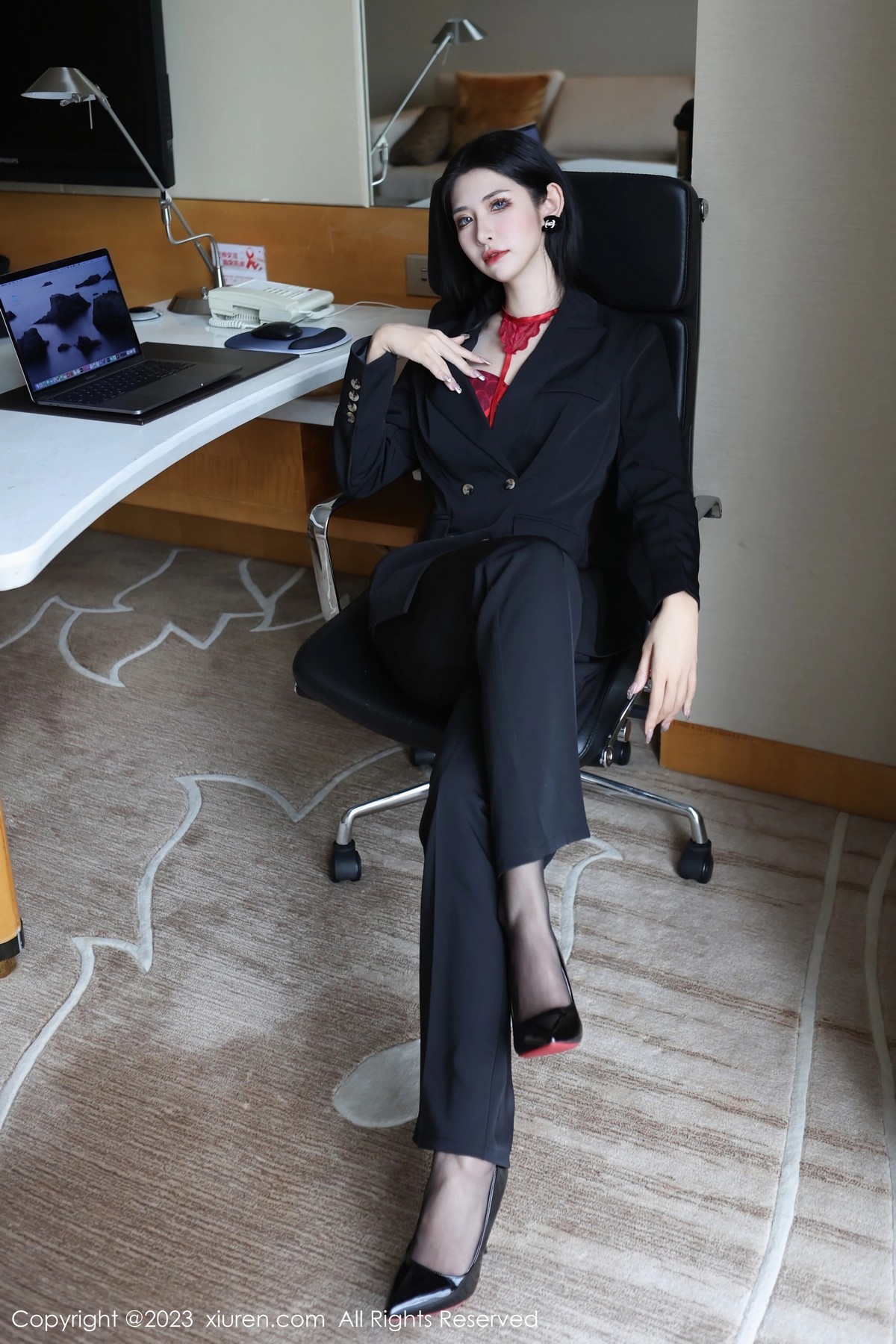 [XiuRen]高清写真图 2023.03.13 No.6402 依娜Yina 美腿新人