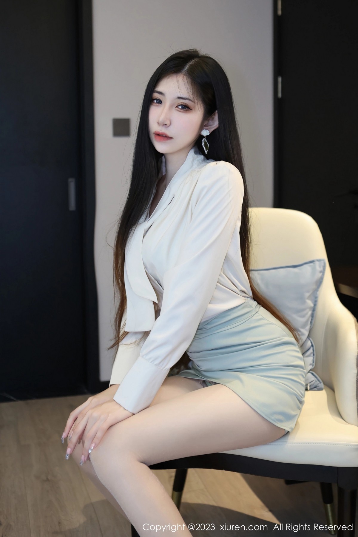 [XiuRen]高清写真图 2023.04.10 No.6547 依娜Yina 短裙美腿