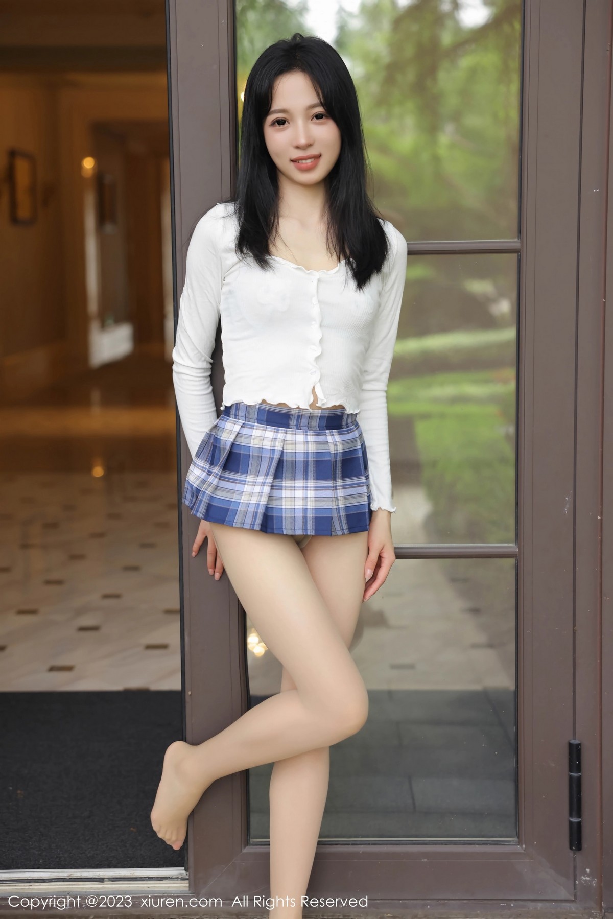 [XiuRen]高清写真图 2023.06.19 No.6942 糖豆sisi 格子裙美腿