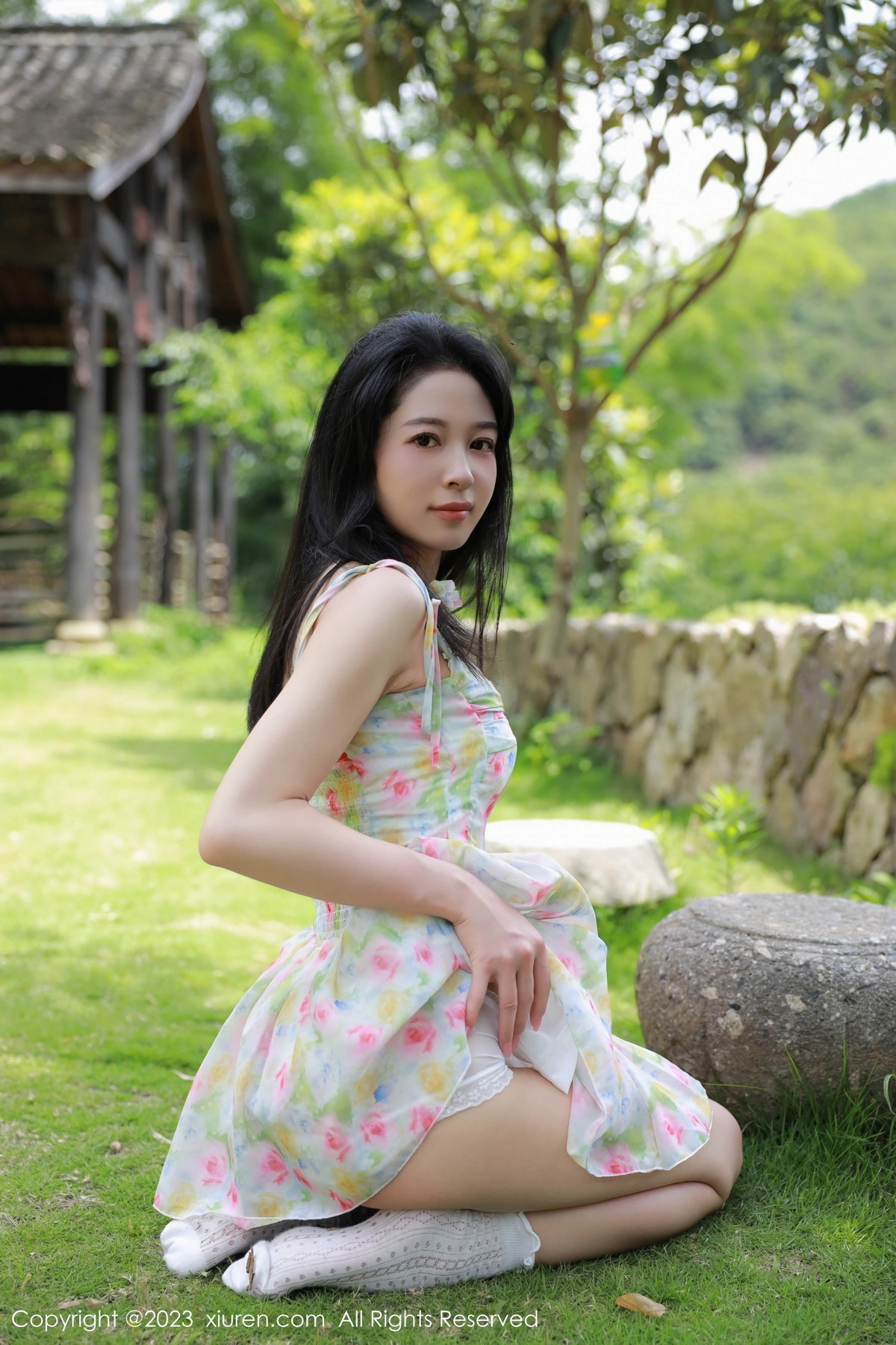 [XiuRen]高清写真图 2023.08.01 No.7169 糖豆sisi 清纯碎花裙