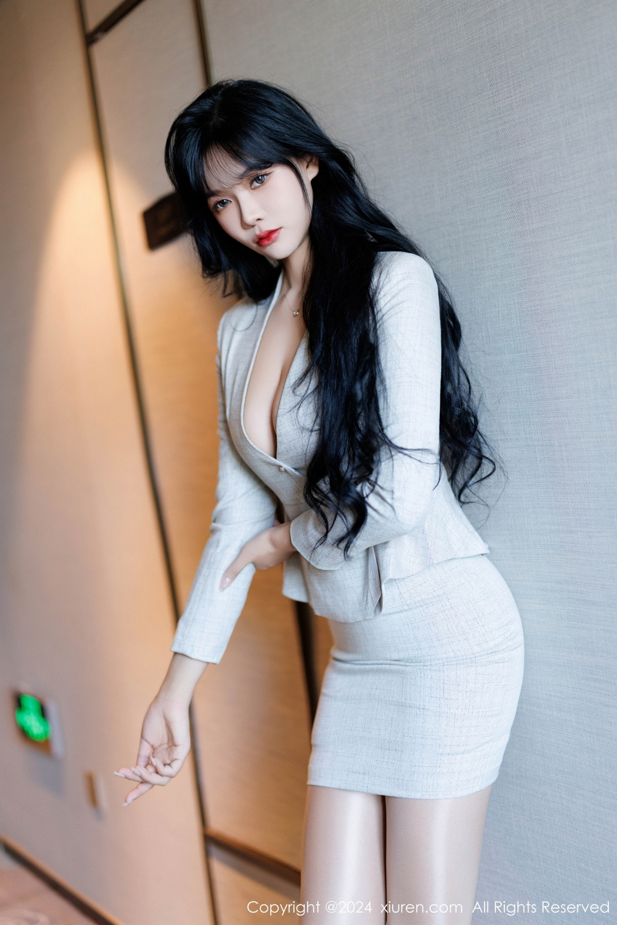 [XiuRen]高清写真图 2024.11.05 No.9398 娜比 丝袜短裙