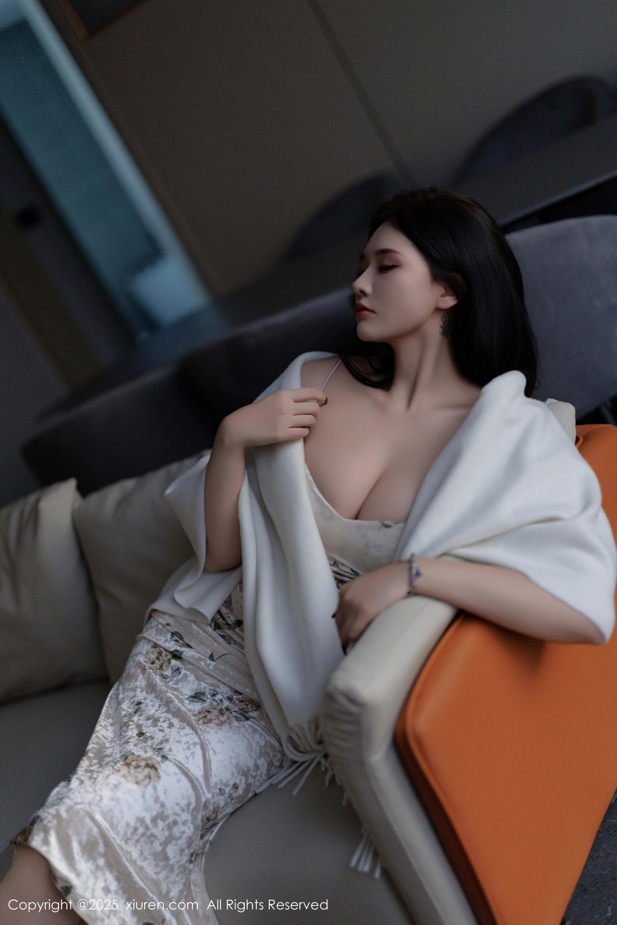 [XiuRen]高清写真图 2025.02.18 No.9899 娜比 丝袜美腿