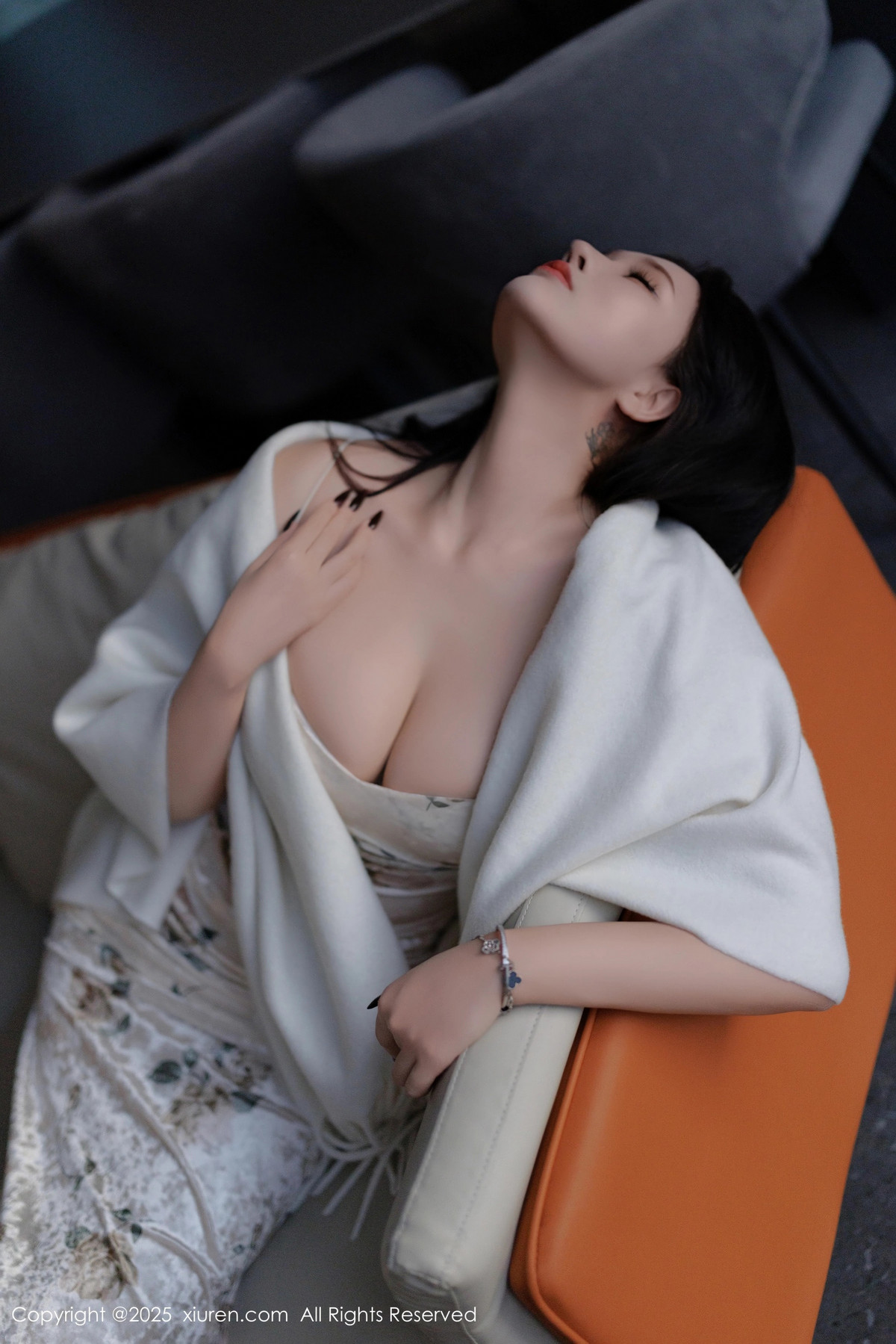 [XiuRen]高清写真图 2025.02.18 No.9899 娜比 丝袜美腿