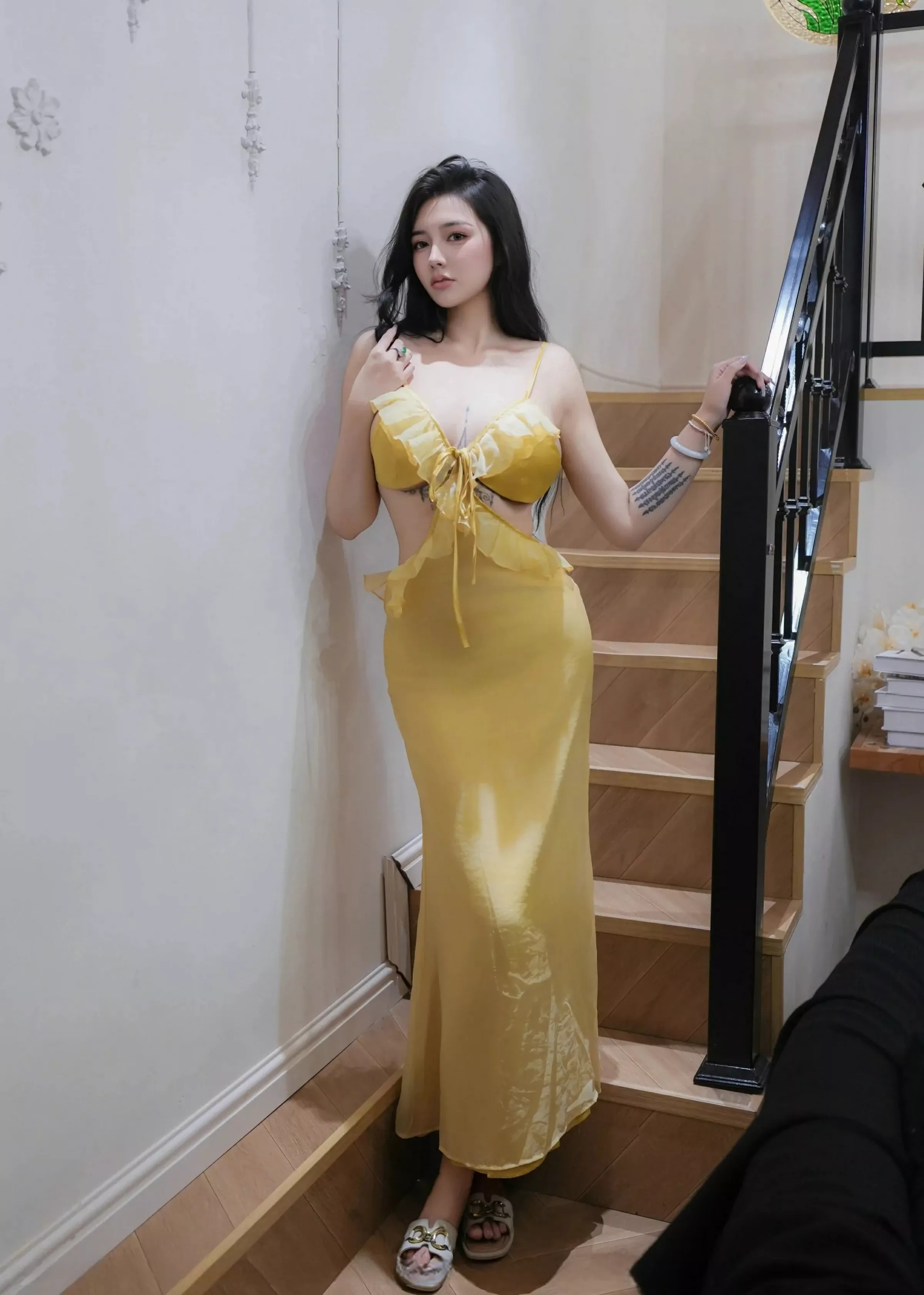 [XiuRen]高清写真图 2025.06.11 No.10395 娜比 黄色吊带长裙