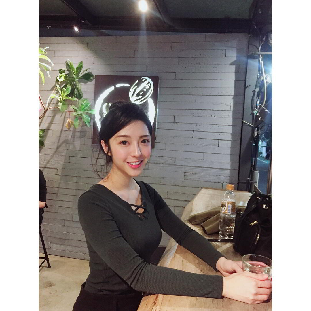 超正护理师Ashley，细腰饱满上围辣翻网友