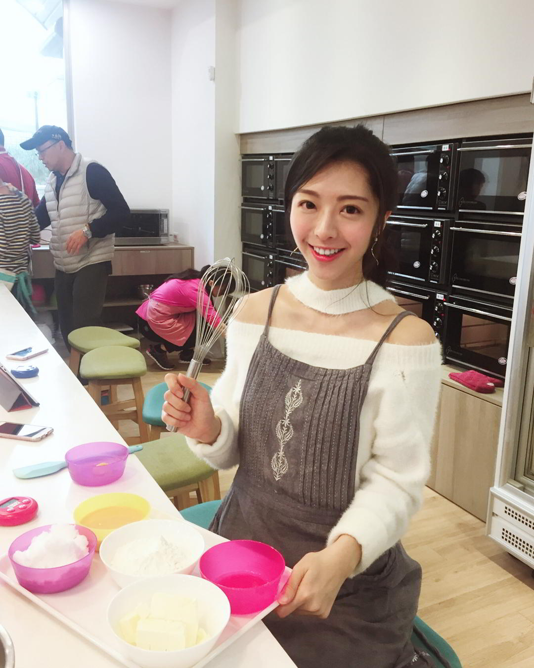 超正护理师Ashley，细腰饱满上围辣翻网友
