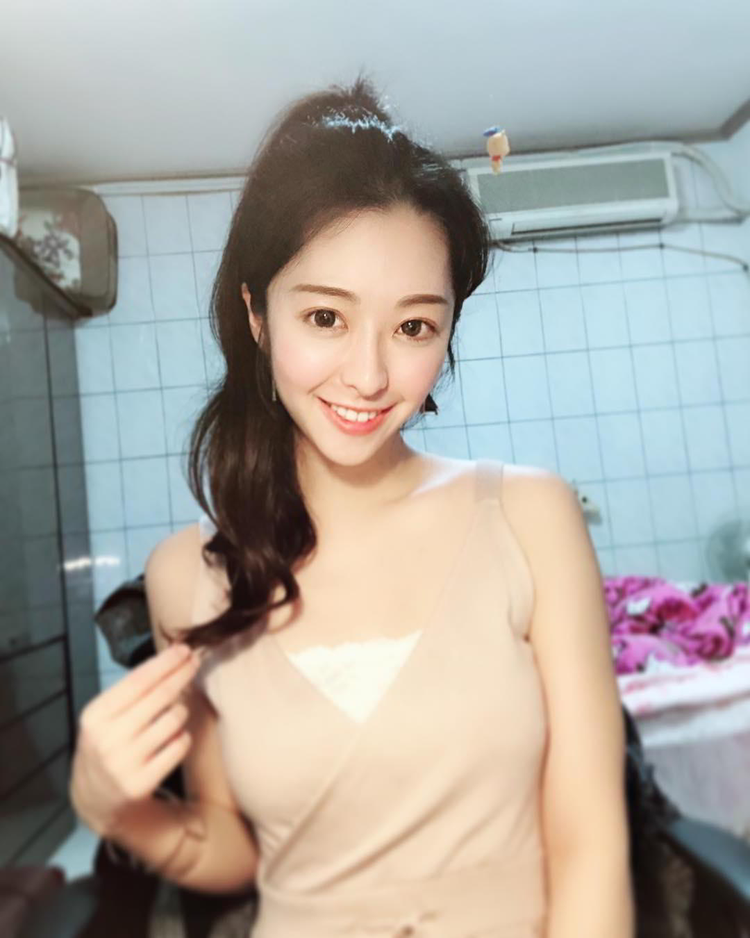 超正护理师Ashley，细腰饱满上围辣翻网友