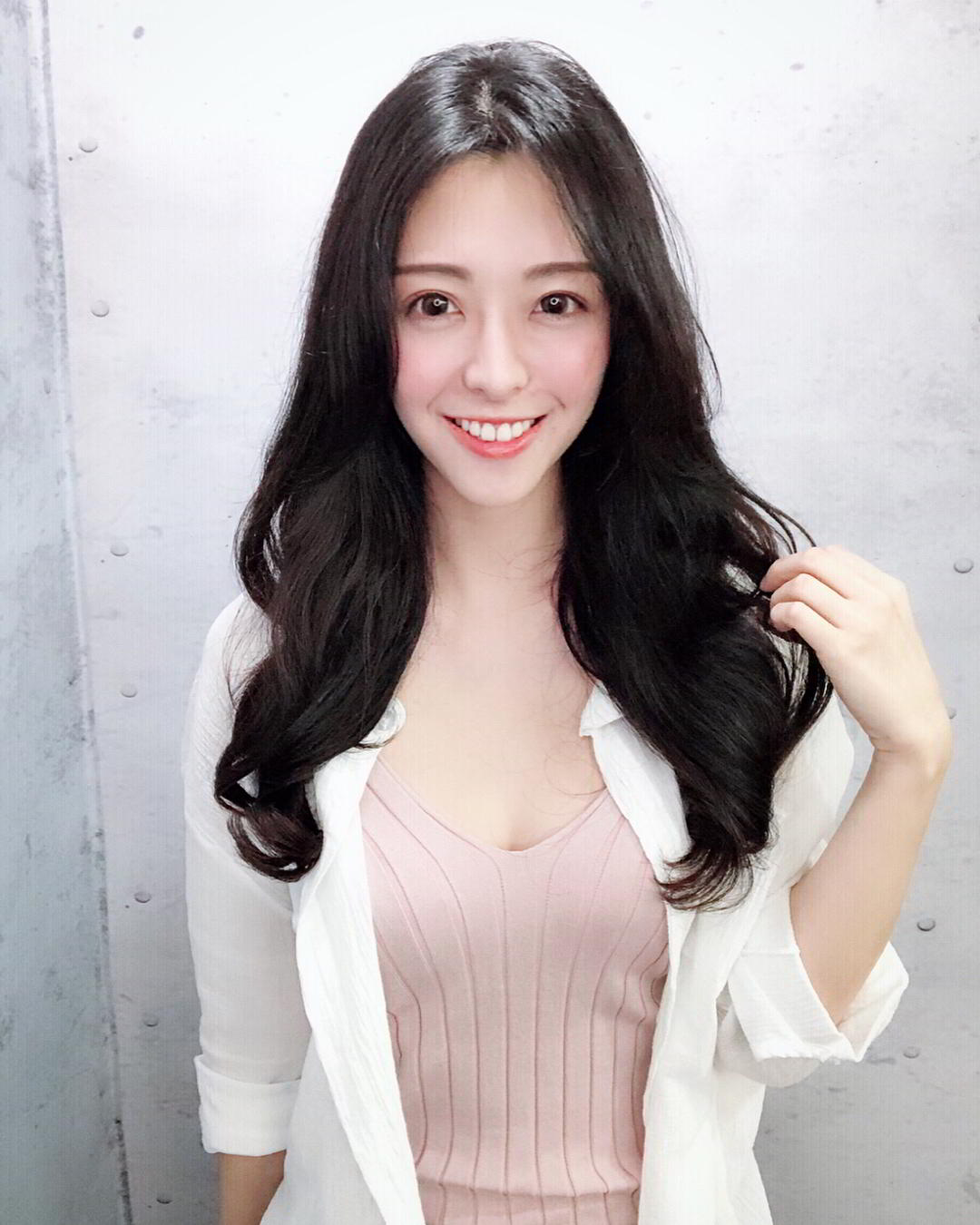 超正护理师Ashley，细腰饱满上围辣翻网友