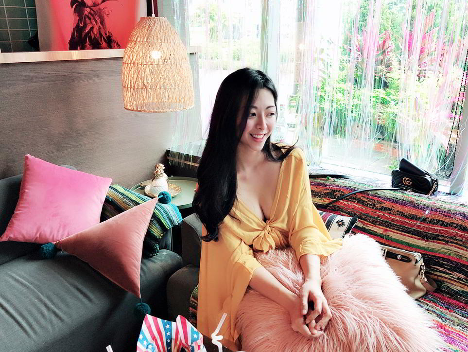 超正护理师Ashley，细腰饱满上围辣翻网友