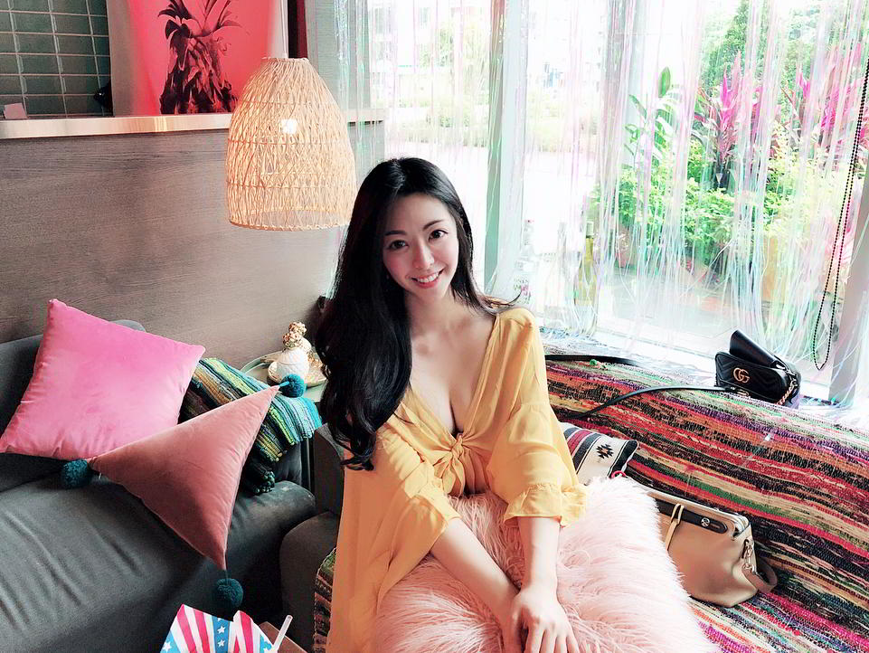 超正护理师Ashley，细腰饱满上围辣翻网友