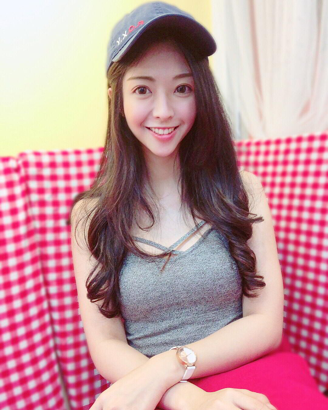 超正护理师Ashley，细腰饱满上围辣翻网友