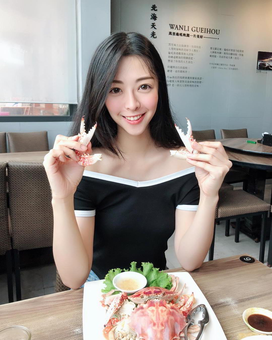 超正护理师Ashley，细腰饱满上围辣翻网友