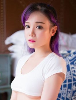 牵着猫的妹子