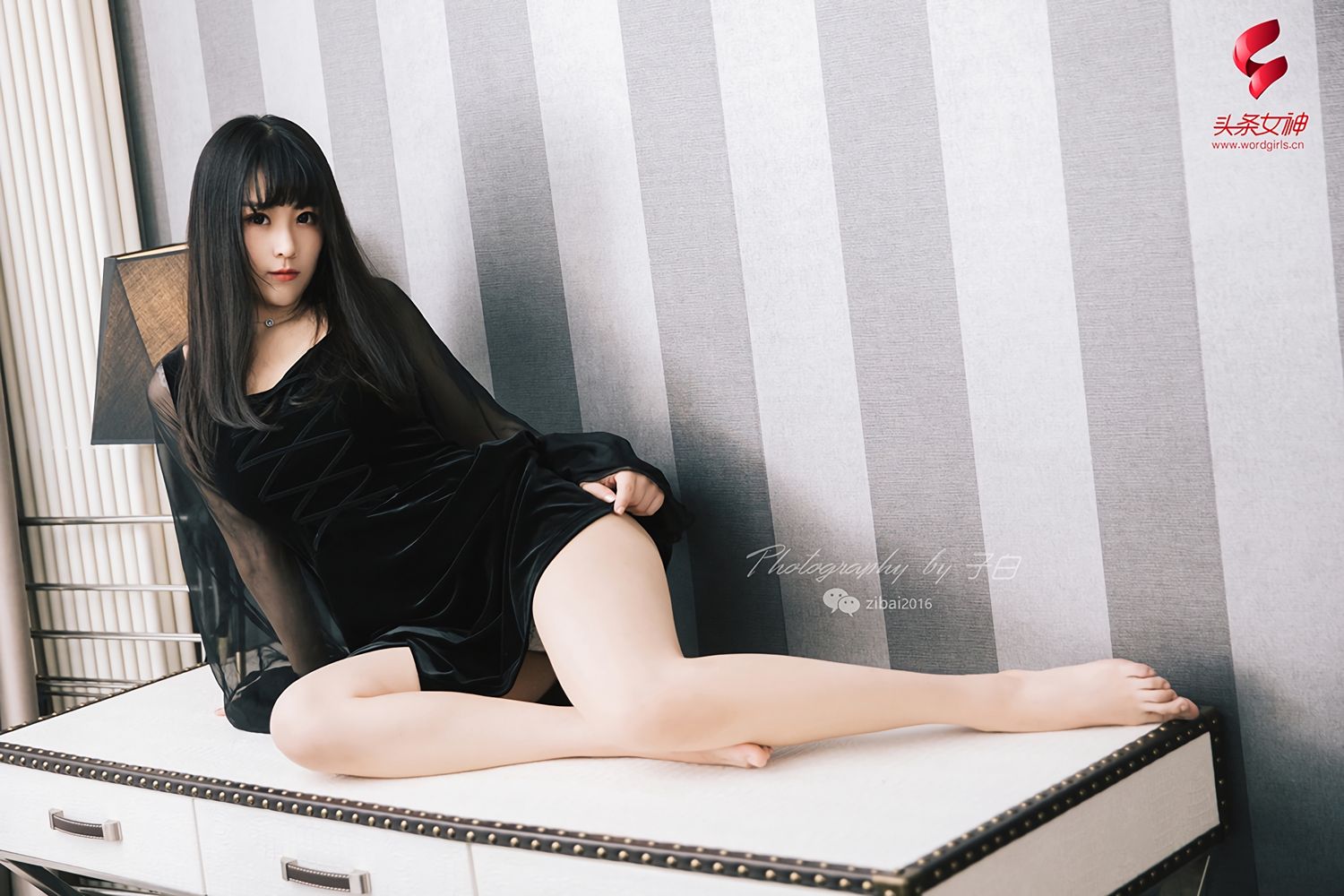[TouTiao头条女神]高清写真图 2019.06.23 黑与白的纯净女孩