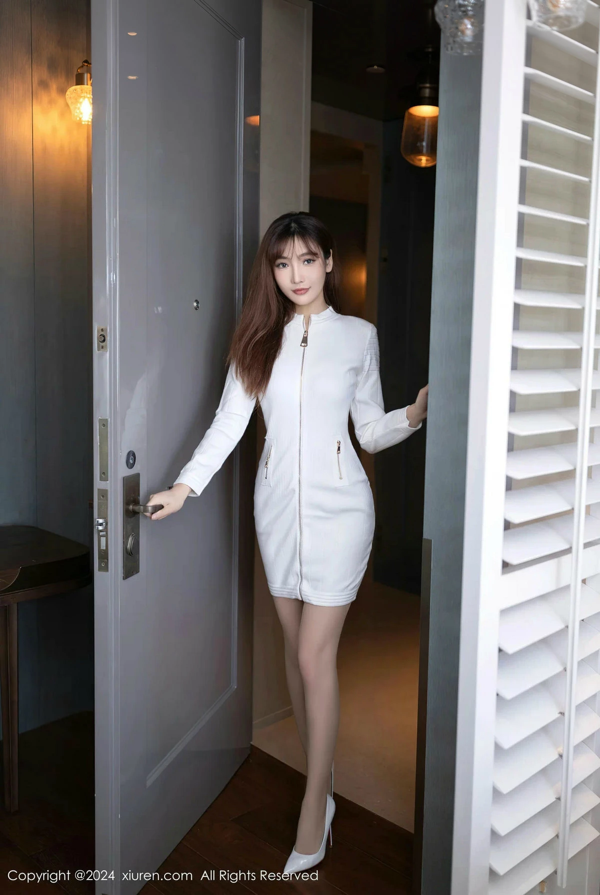 [XiuRen]高清写真图 2024.03.14 No.8233 陆萱萱 丝袜美腿