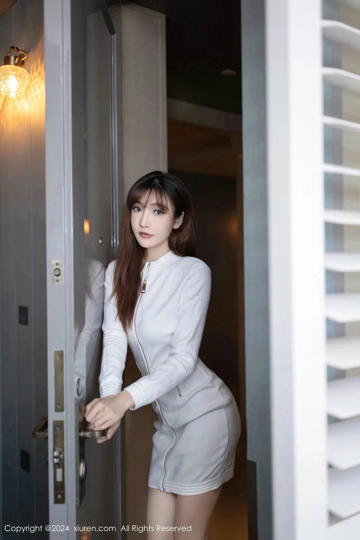 [XiuRen]高清写真图 2024.03.14 No.8233 陆萱萱 丝袜美腿