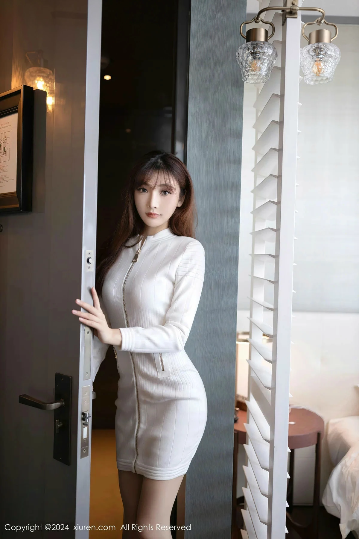 [XiuRen]高清写真图 2024.03.14 No.8233 陆萱萱 丝袜美腿