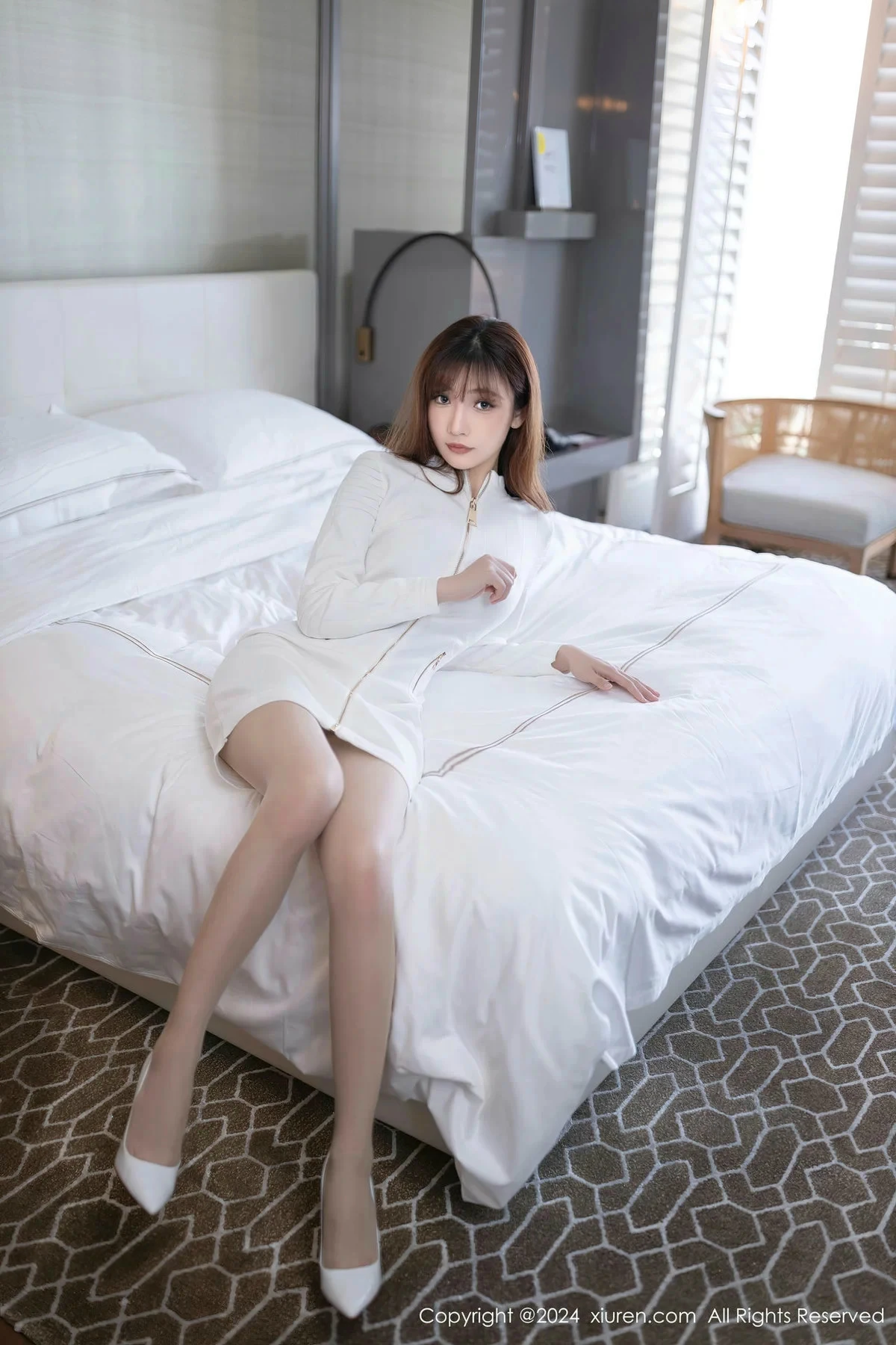 [XiuRen]高清写真图 2024.03.14 No.8233 陆萱萱 丝袜美腿