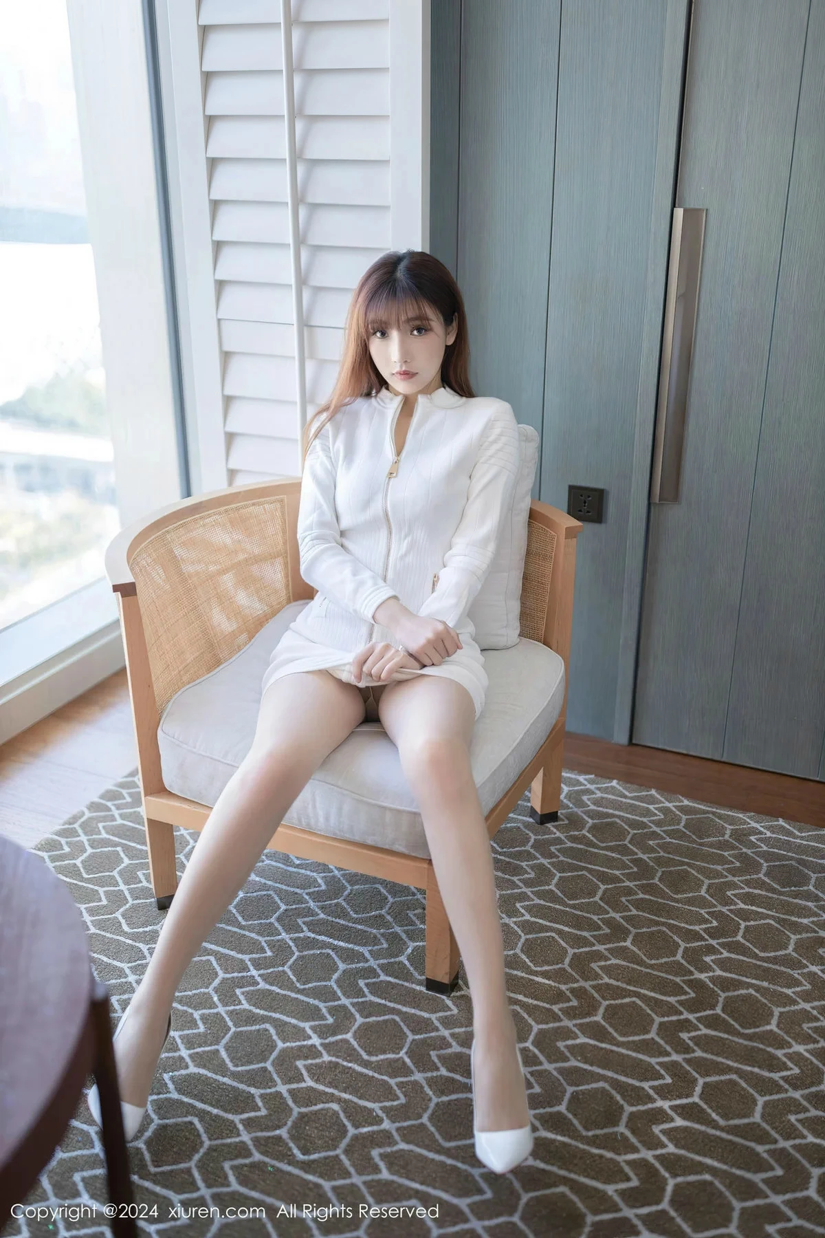[XiuRen]高清写真图 2024.03.14 No.8233 陆萱萱 丝袜美腿