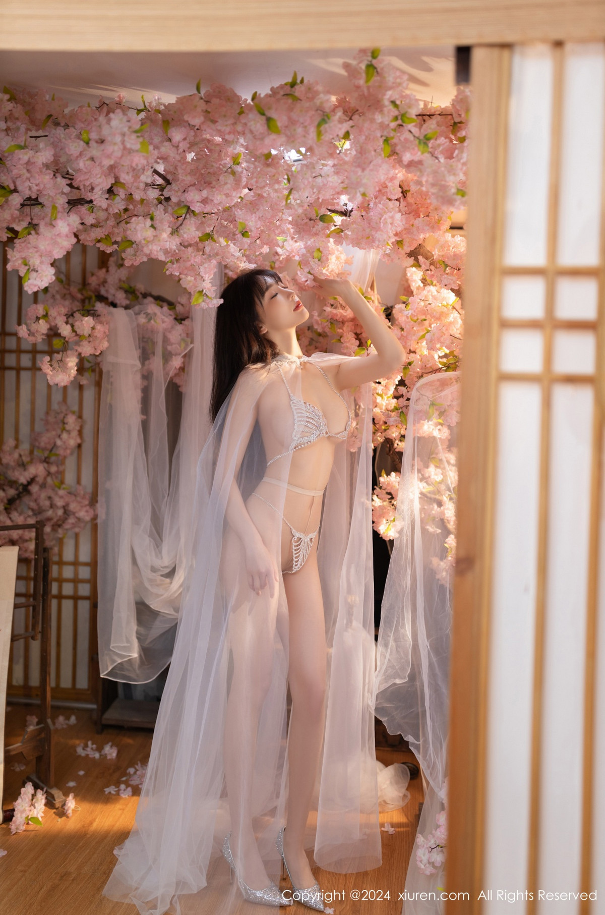 [XiuRen]高清写真图 2024.07.04 No.8807 陆萱萱 性感美腿