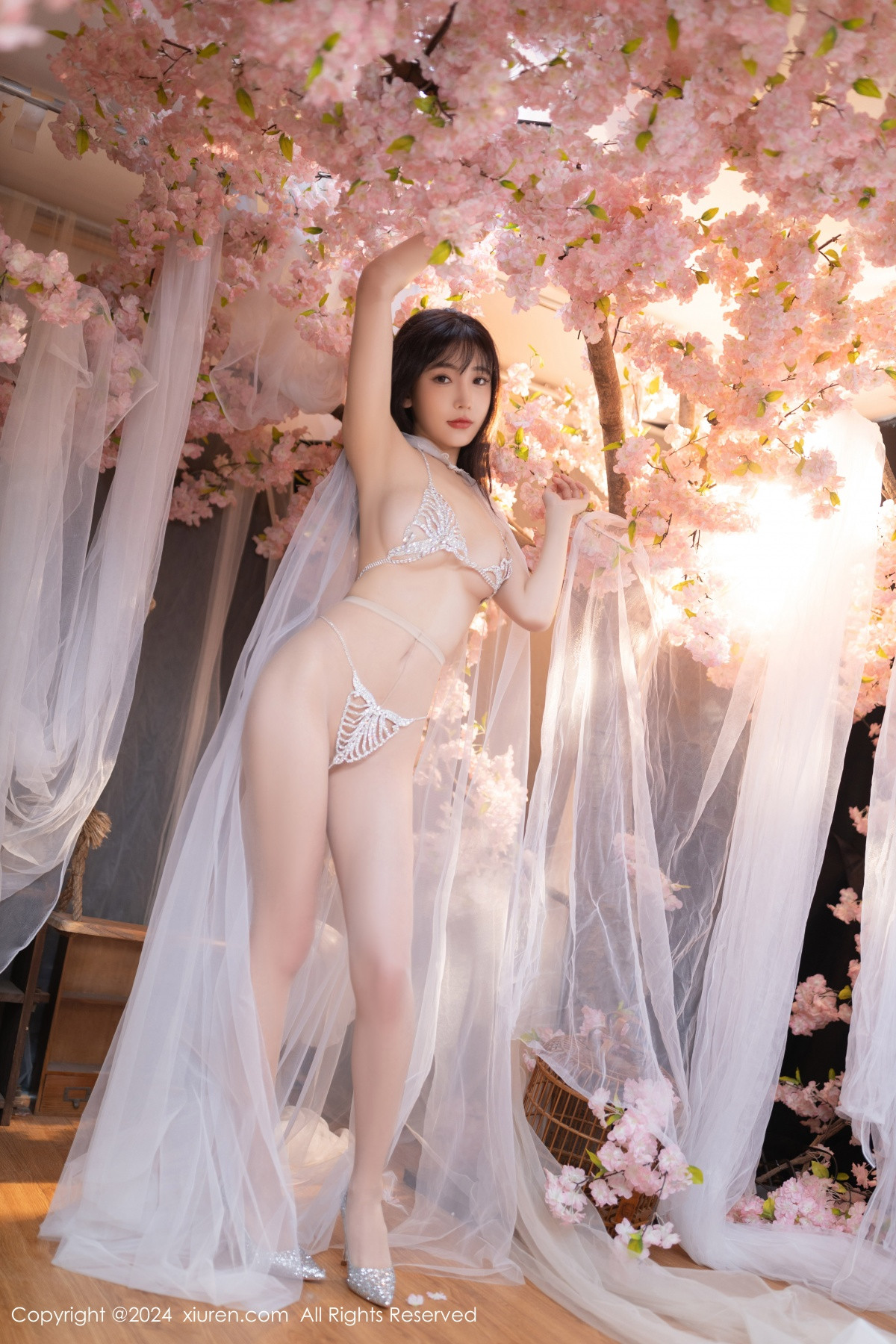 [XiuRen]高清写真图 2024.07.04 No.8807 陆萱萱 性感美腿