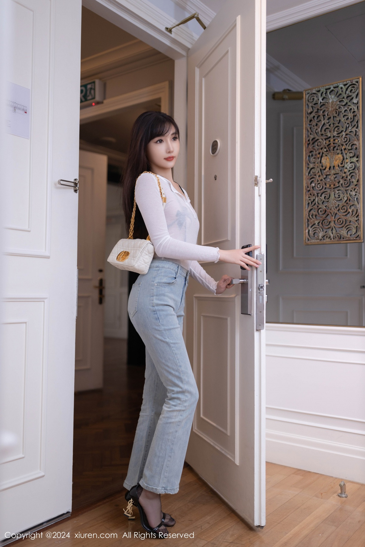 [XiuRen]高清写真图 2024.09.05 No.9118 陆萱萱 美腿黑丝