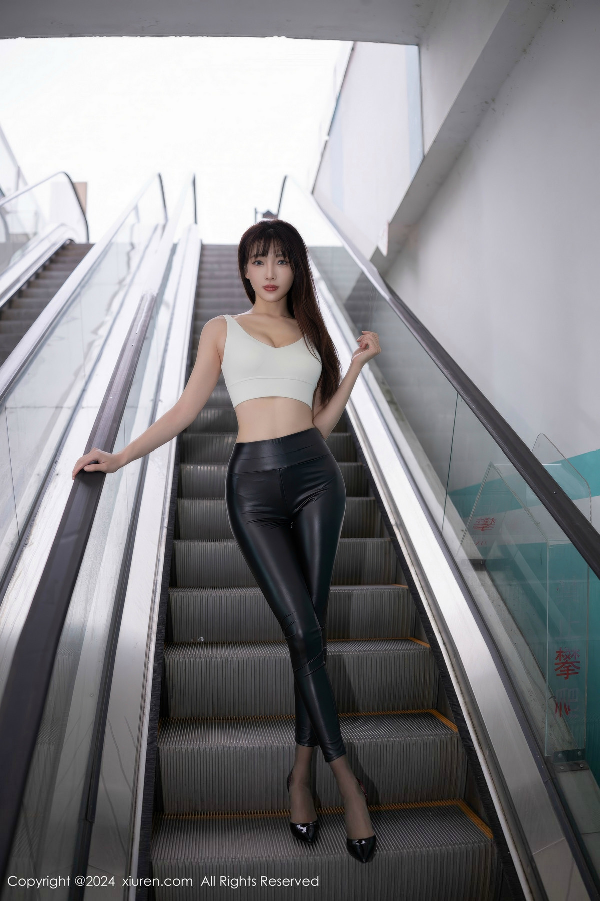 [XiuRen]高清写真图 2024.10.31 No.9377 陆萱萱 黑丝美腿