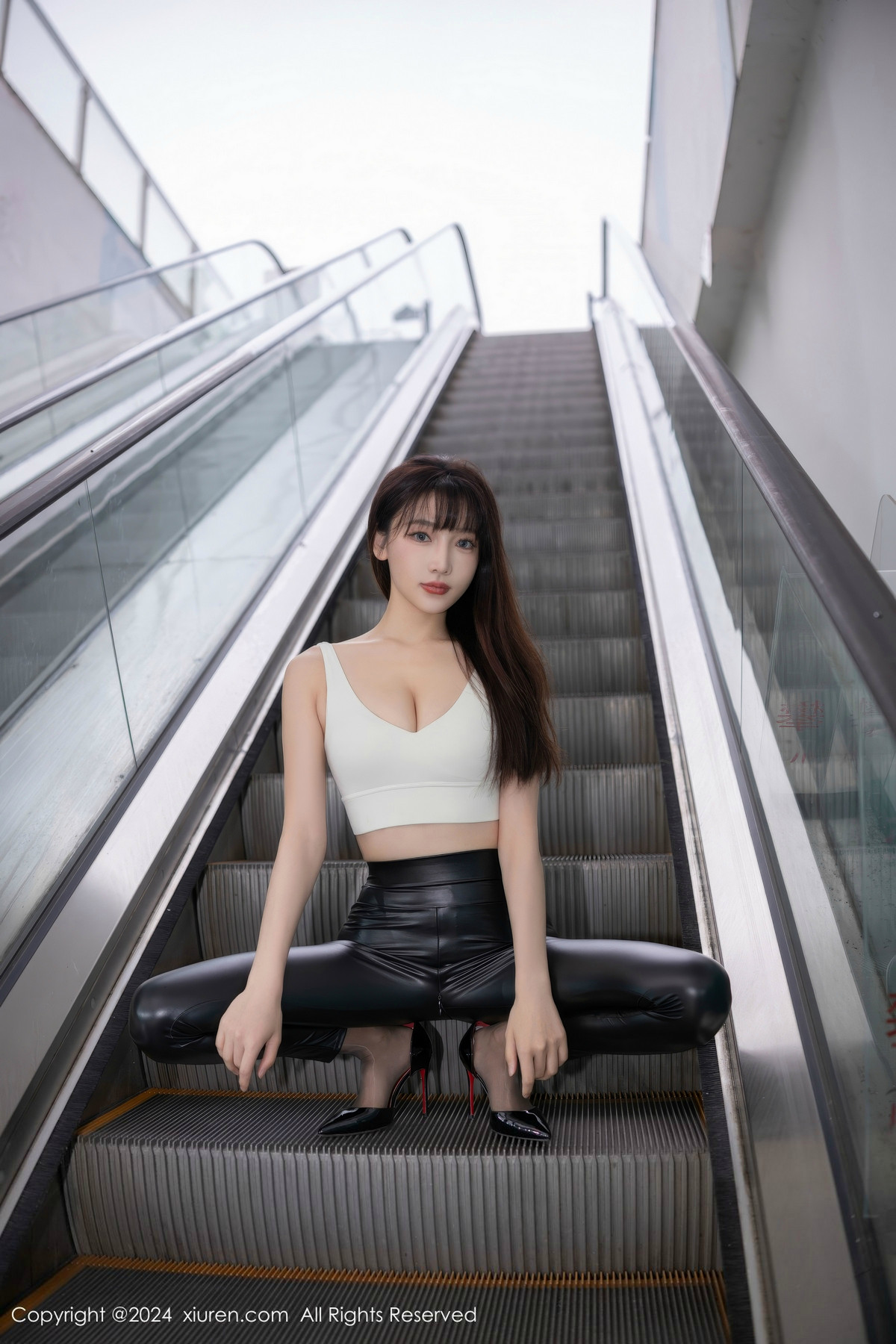 [XiuRen]高清写真图 2024.10.31 No.9377 陆萱萱 黑丝美腿