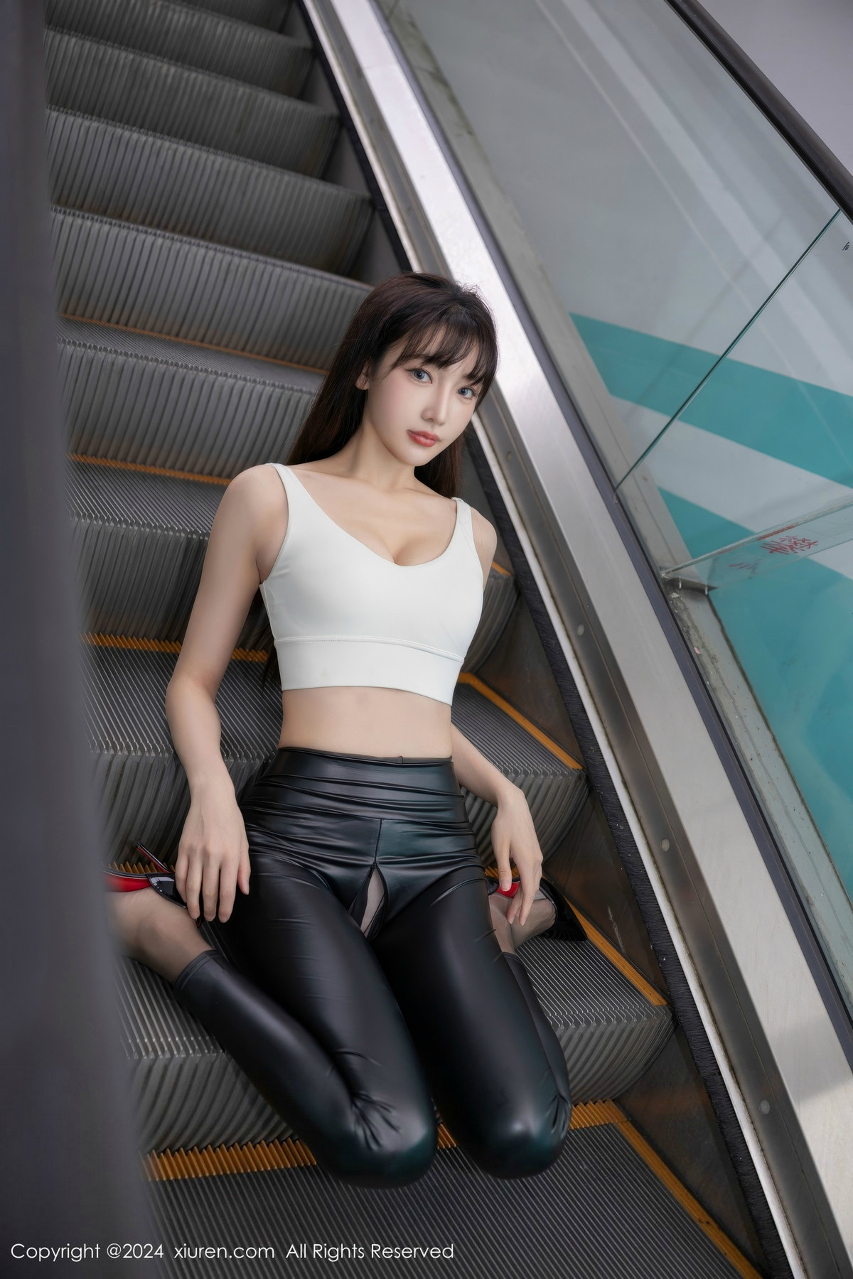 [XiuRen]高清写真图 2024.10.31 No.9377 陆萱萱 黑丝美腿