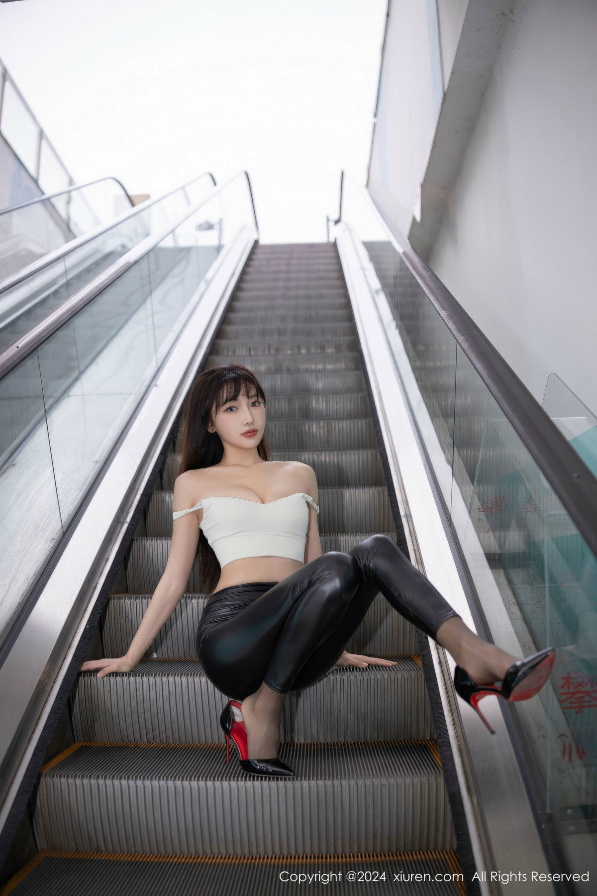 [XiuRen]高清写真图 2024.10.31 No.9377 陆萱萱 黑丝美腿