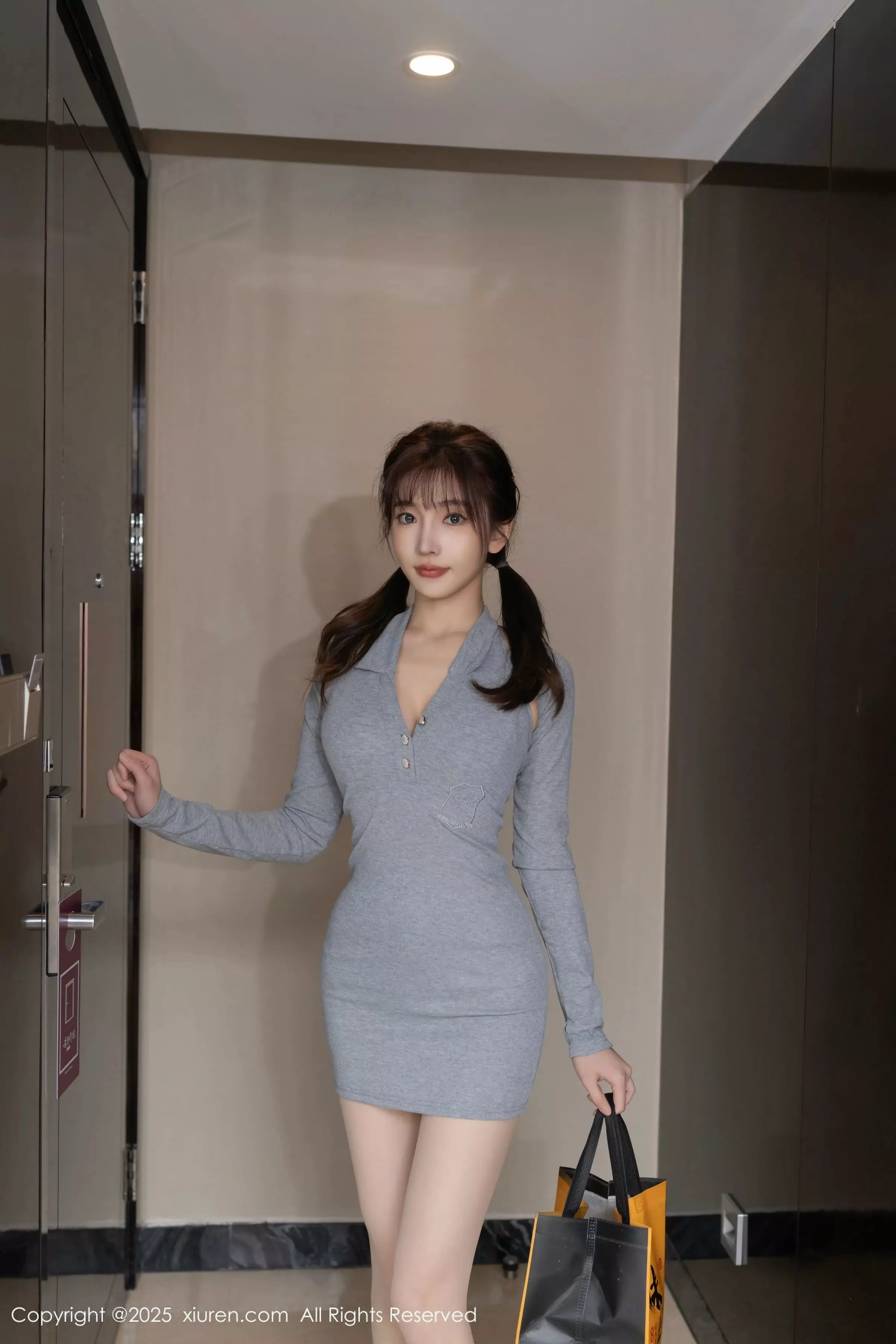 [XiuRen]高清写真图 2025.03.20 No.10049 陆萱萱 灰色连衣短裙
