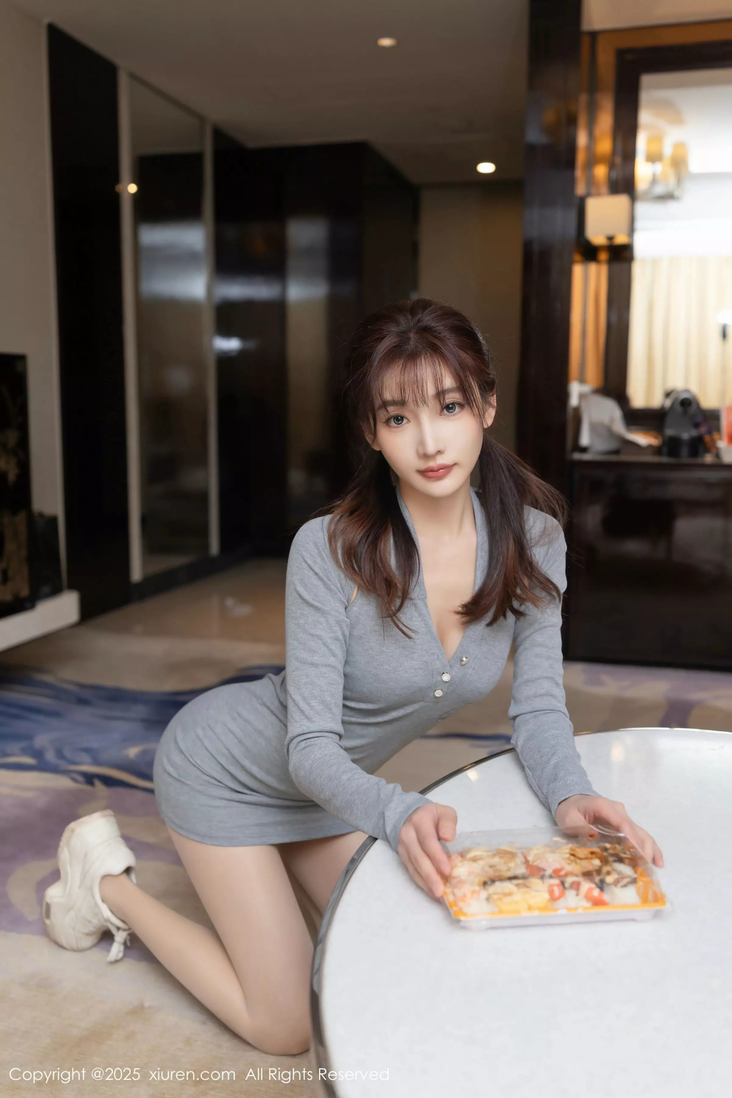 [XiuRen]高清写真图 2025.03.20 No.10049 陆萱萱 灰色连衣短裙