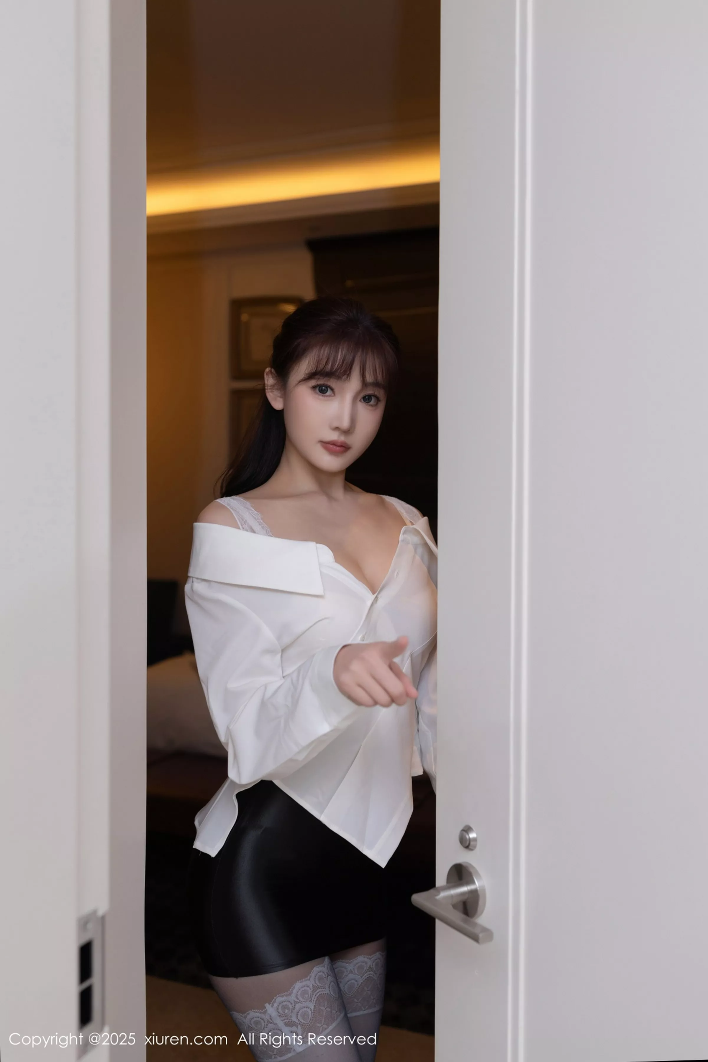 [XiuRen]高清写真图 2025.04.17 No.10166 陆萱萱 白色衬衫