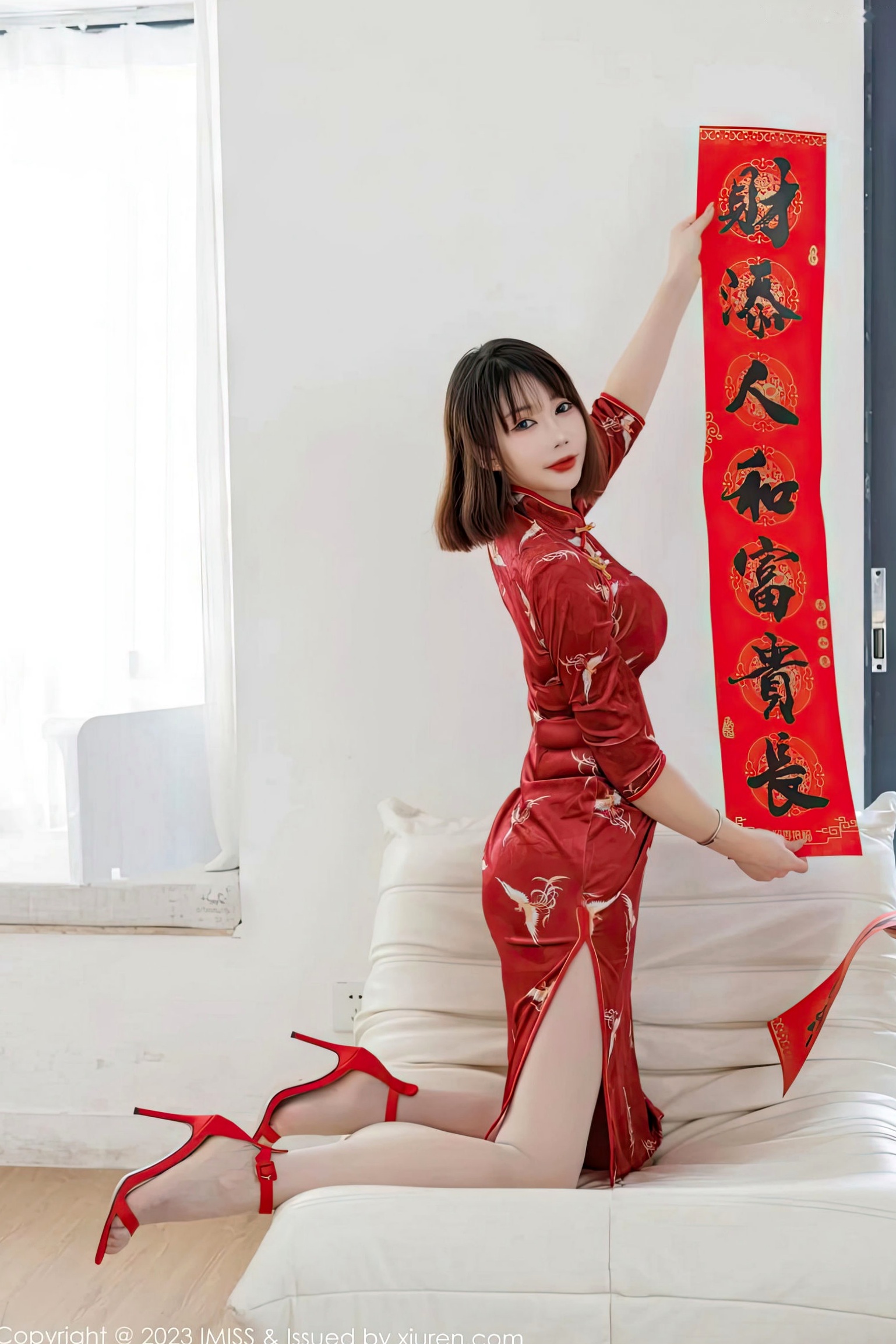 IMiss爱蜜社-716-陈赞之：红色蕾丝内衣与丝绸睡袍私房写真，火辣身材尽显极致家居诱惑