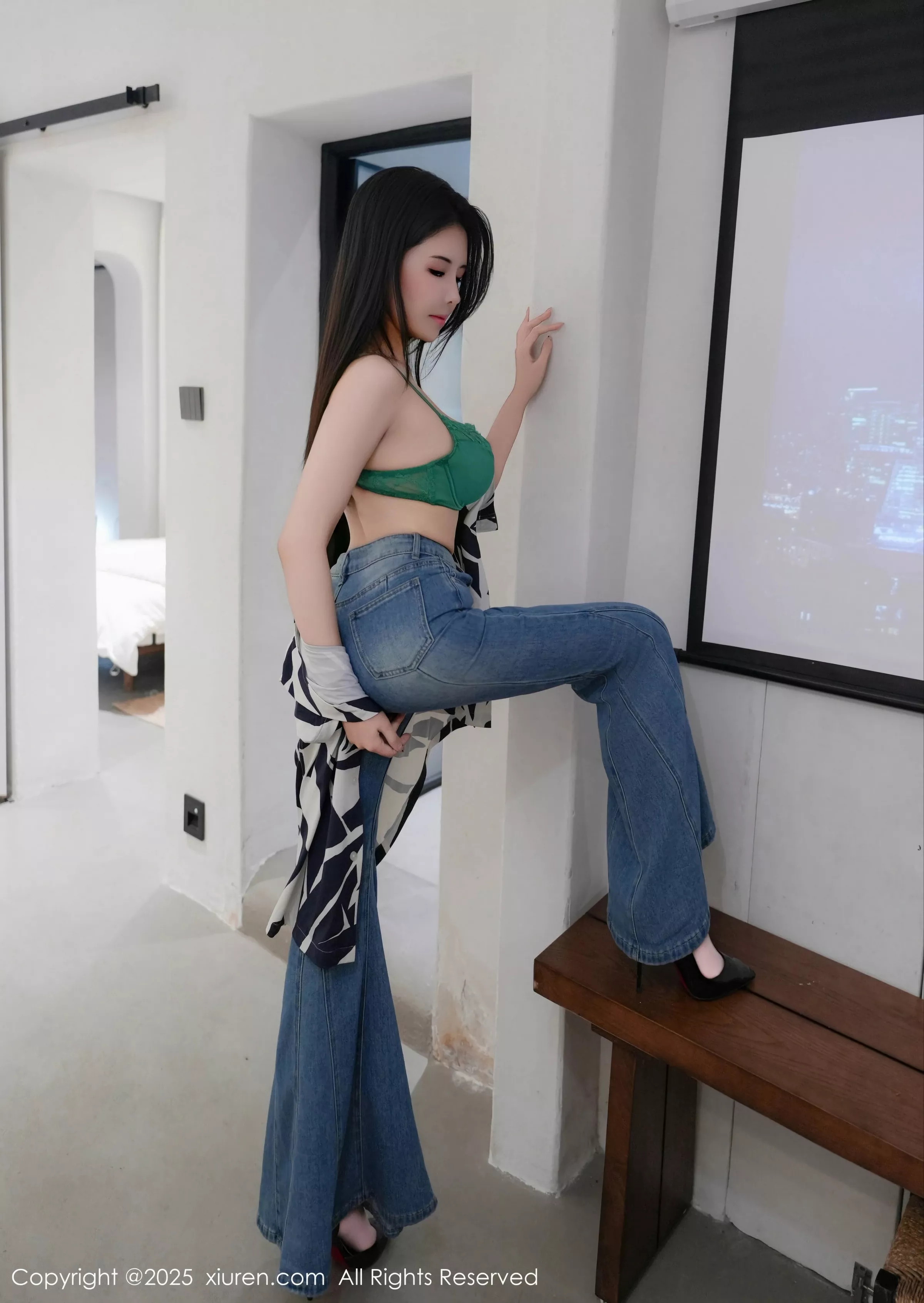 [XiuRen]高清写真图 2025.05.09 No.10260 袁圆 性感灰丝