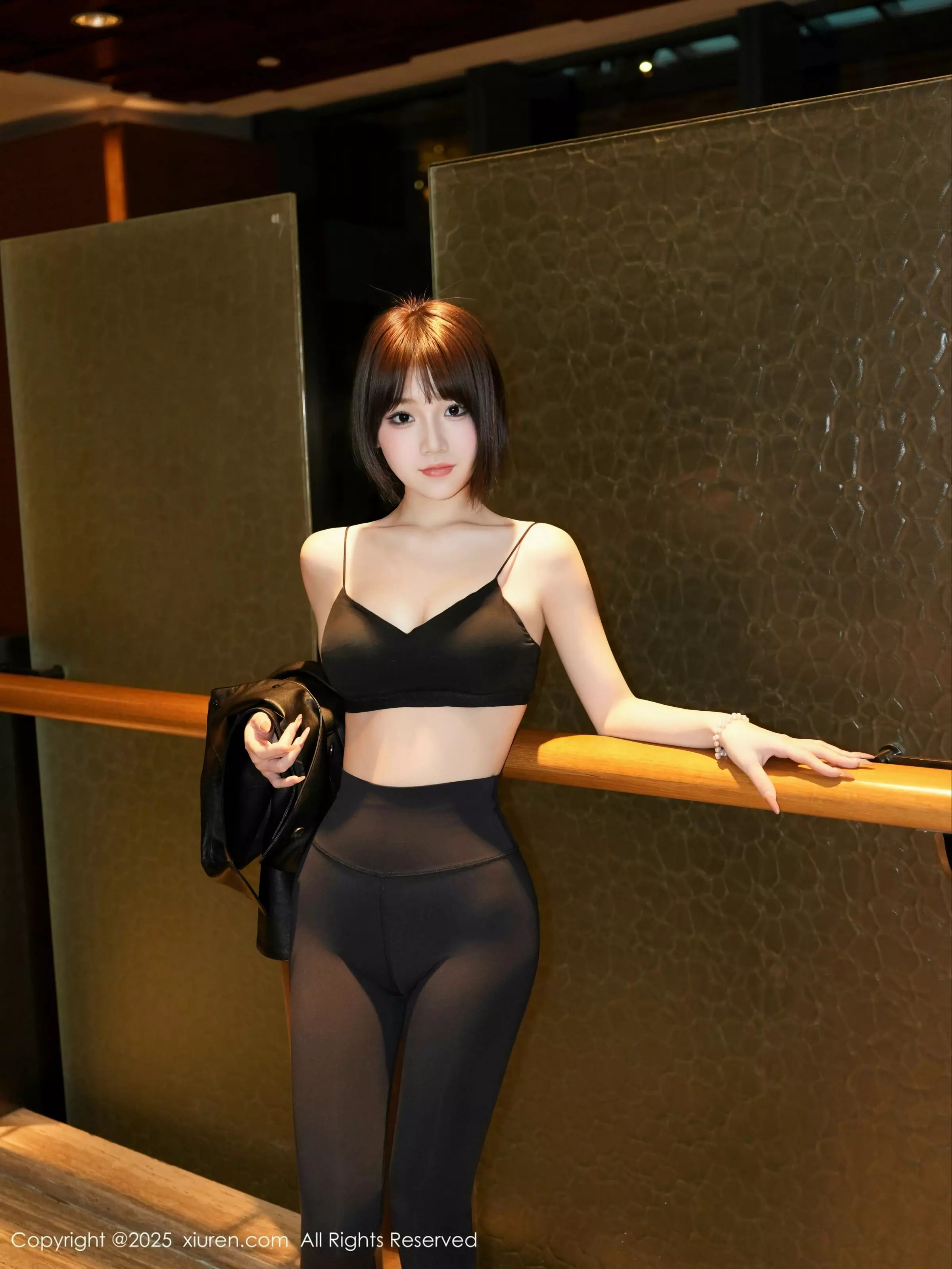 [XiuRen]高清写真图 2025.03.27 No.10077 汁汁 黑色瑜伽服