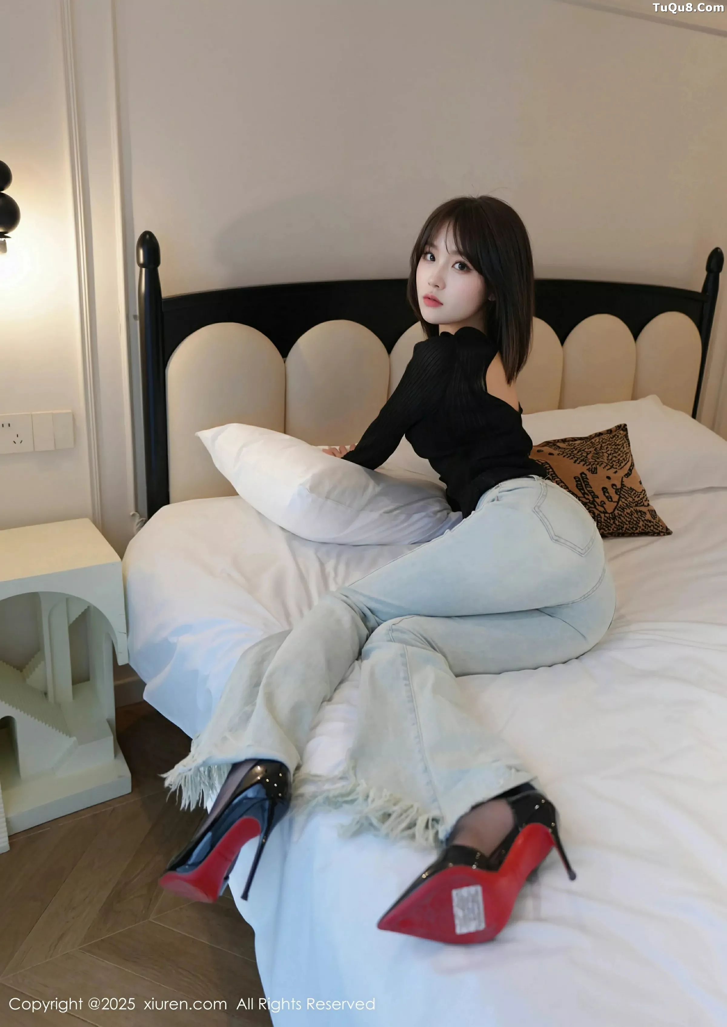 [XiuRen]高清写真图 2025.06.06 No.10374 汁汁 蓝色牛仔裤