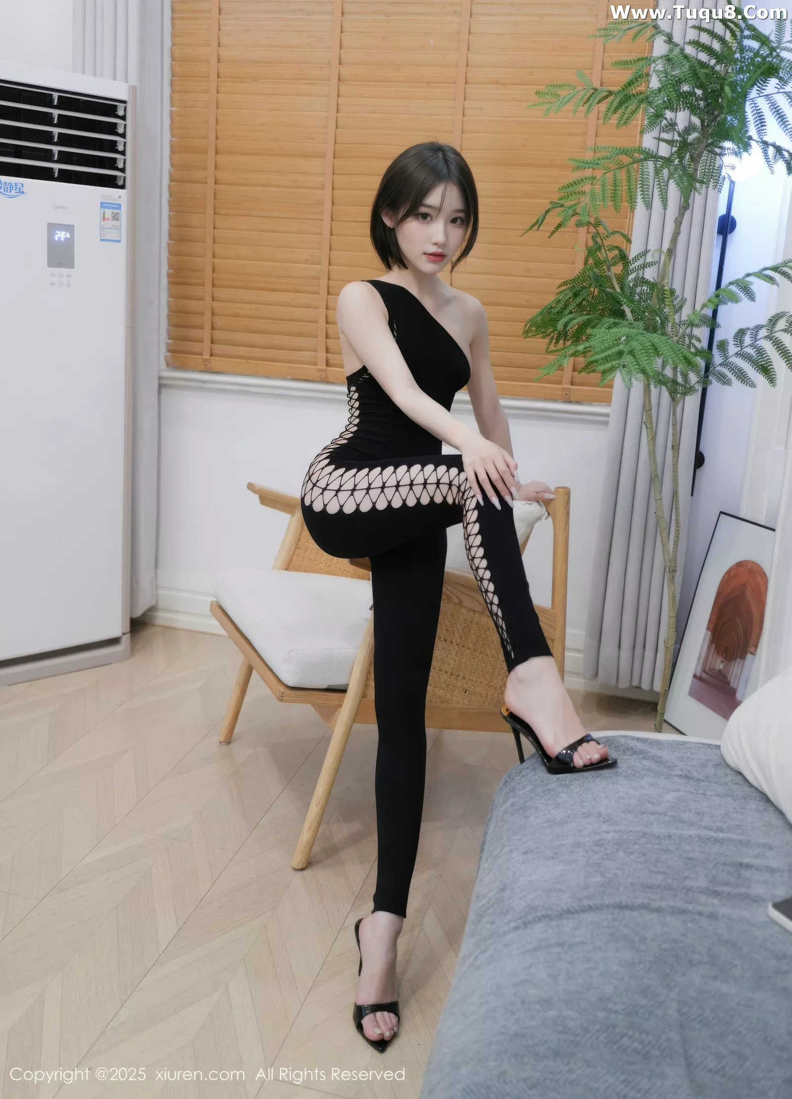 [XiuRen]高清写真图 2025.07.18 No.10560 汁汁 黑色连体
