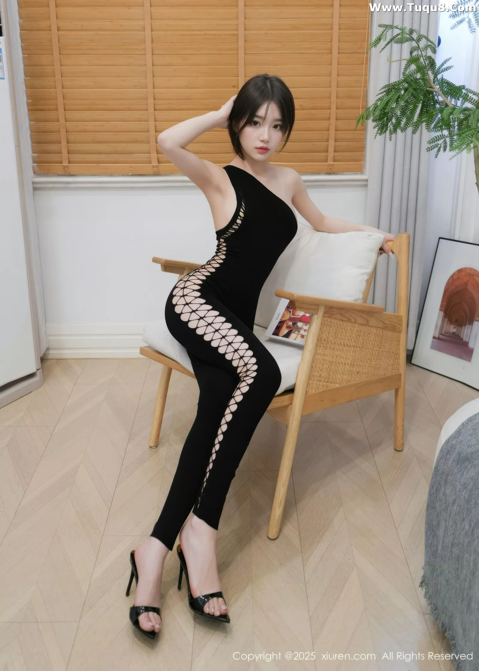 [XiuRen]高清写真图 2025.07.18 No.10560 汁汁 黑色连体