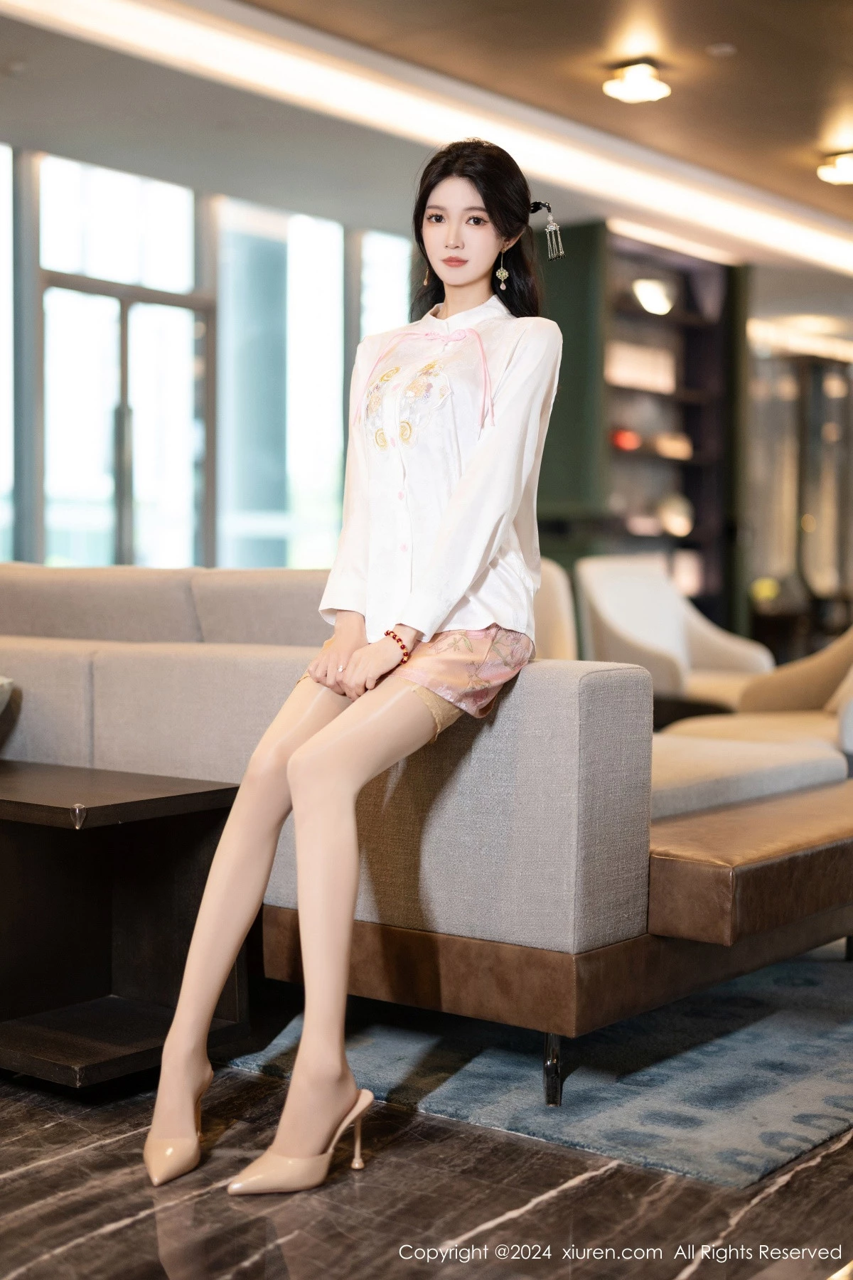 [XiuRen]高清写真图 2024.04.07 No.8347 程程程- 丝袜美腿