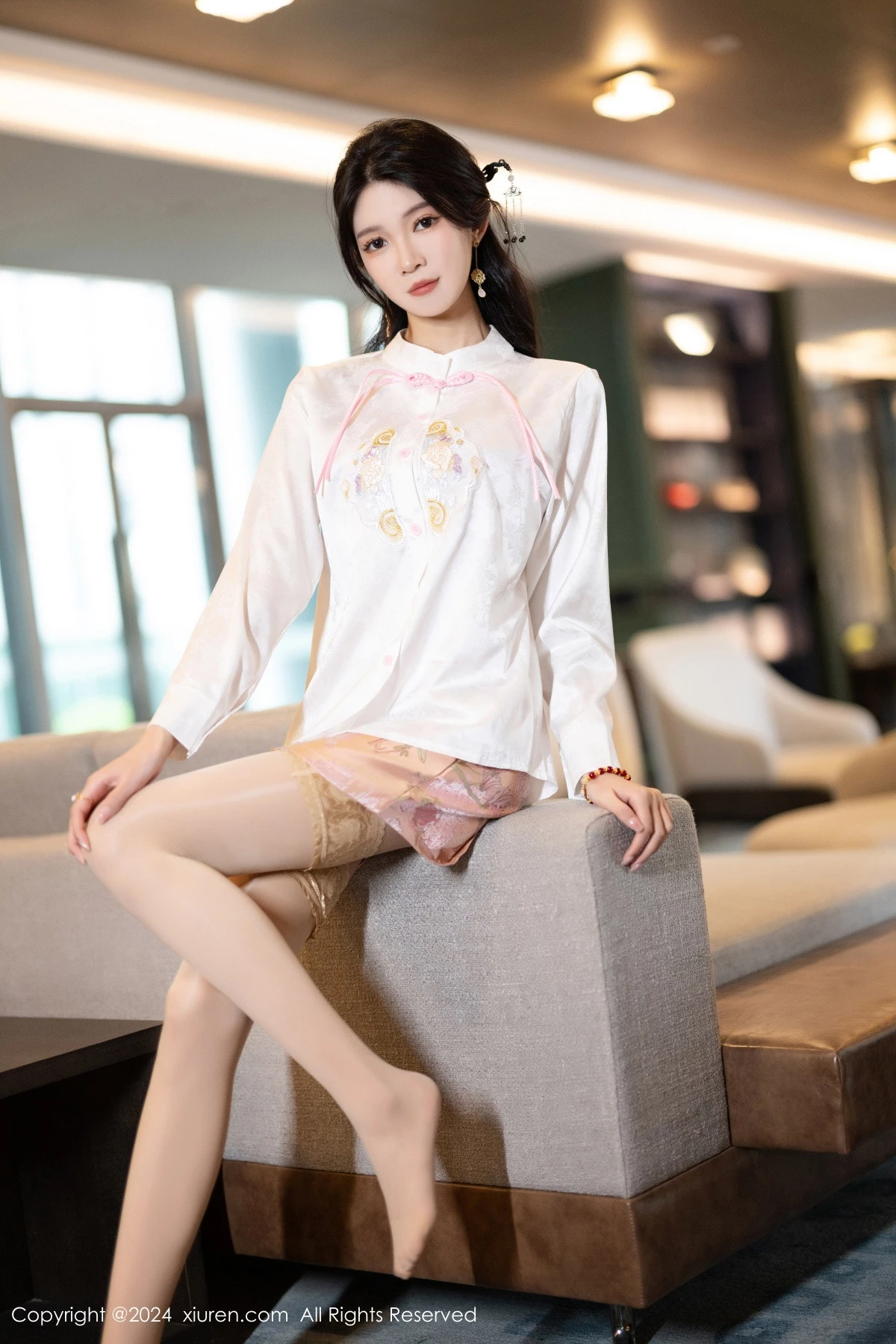 [XiuRen]高清写真图 2024.04.07 No.8347 程程程- 丝袜美腿