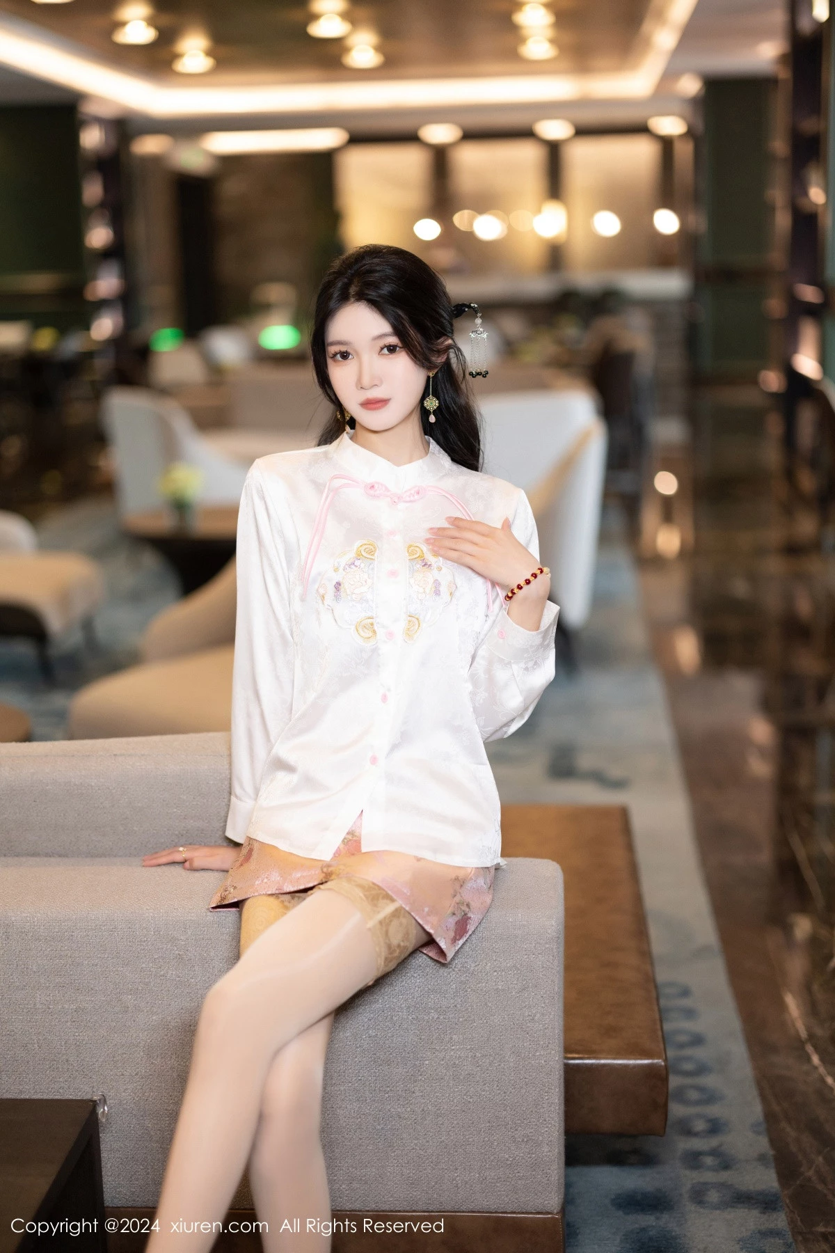 [XiuRen]高清写真图 2024.04.07 No.8347 程程程- 丝袜美腿