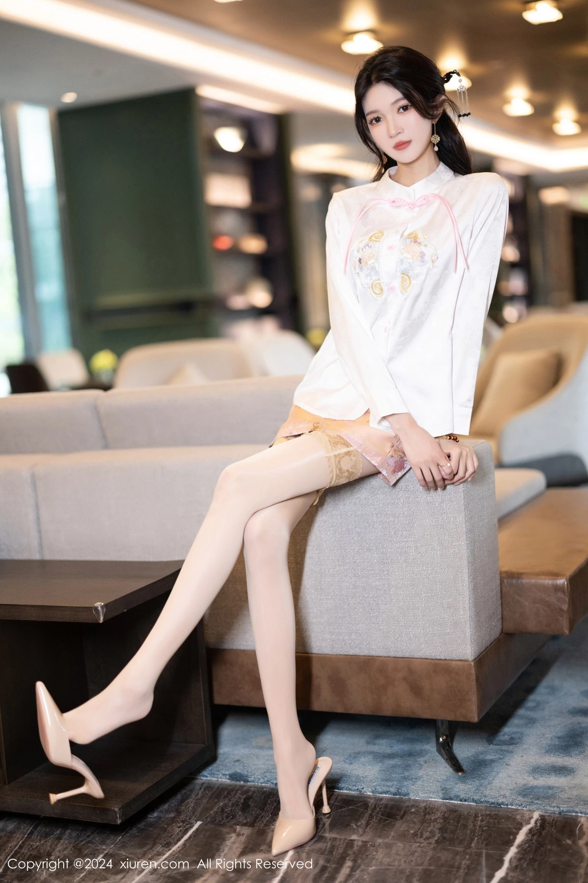 [XiuRen]高清写真图 2024.04.07 No.8347 程程程- 丝袜美腿