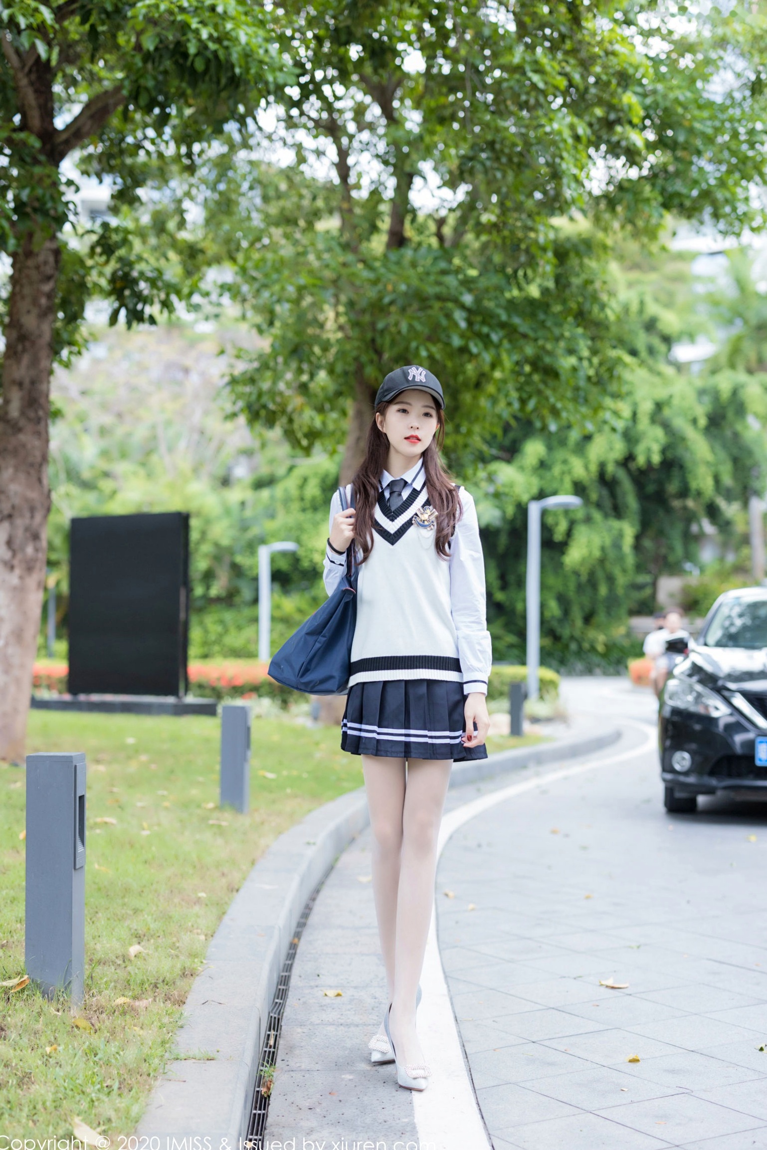 IMiss爱蜜社-467-杨紫嫣-学院风制服私房-白色丝袜长腿-酒店场景诱惑