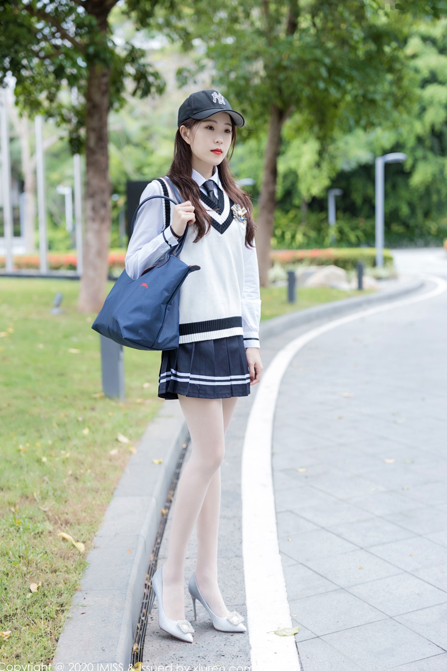 IMiss爱蜜社-467-杨紫嫣-学院风制服私房-白色丝袜长腿-酒店场景诱惑